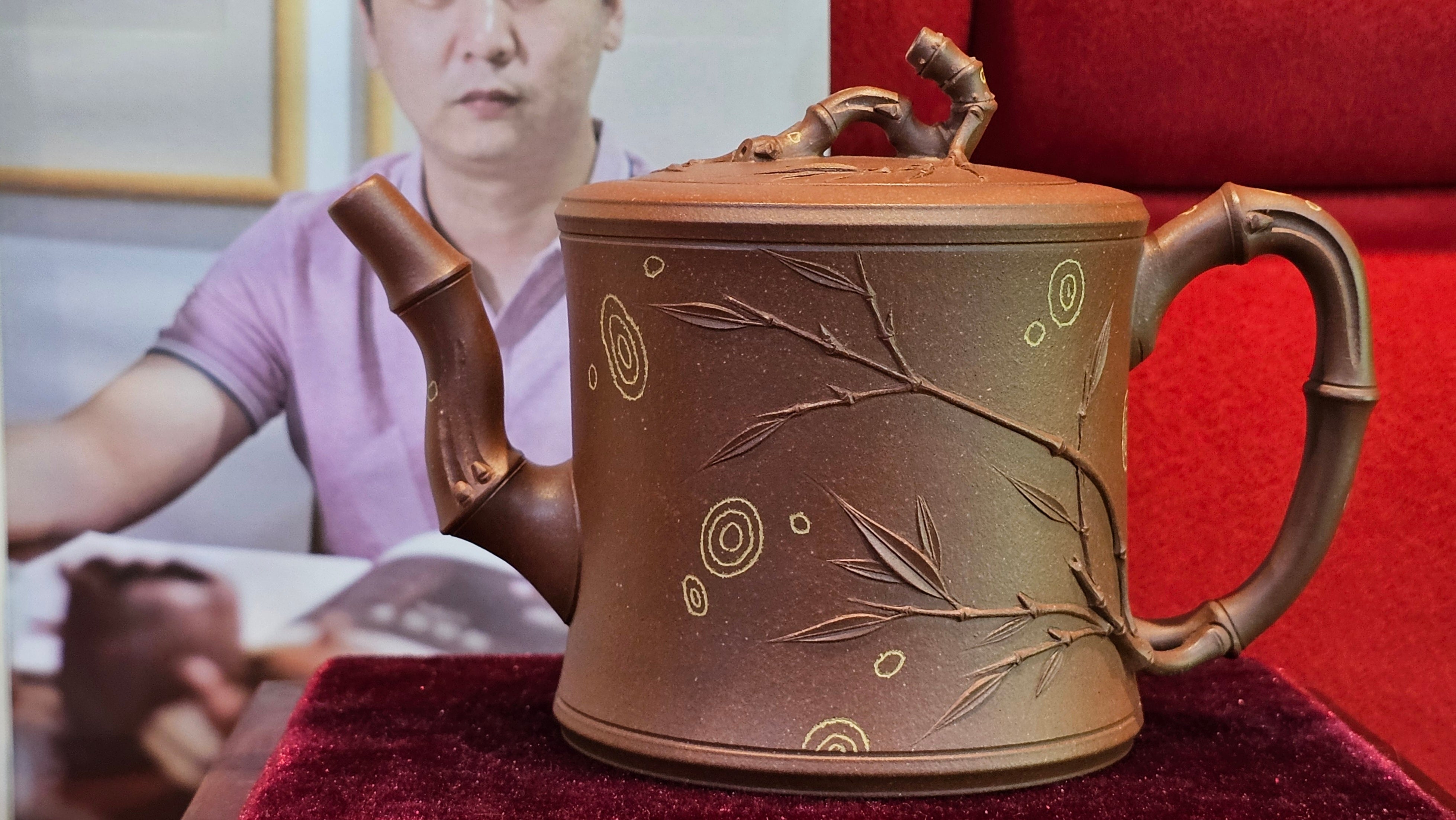 《湘妃竹段》"Xiang Fei Zhu Duan", 244.8ml, Di Cao Qing Zi Ni with Duan Ni Clay embellishments for the characteristic "Xiang Fei Bamboo" Patterns, by L4 Assoc Master Yu Chun Lei 俞春雷 ~!Congratulations to Kungfu Master J.G.! 1122hrs 23rd Nov 2025, New Orleans! LA!