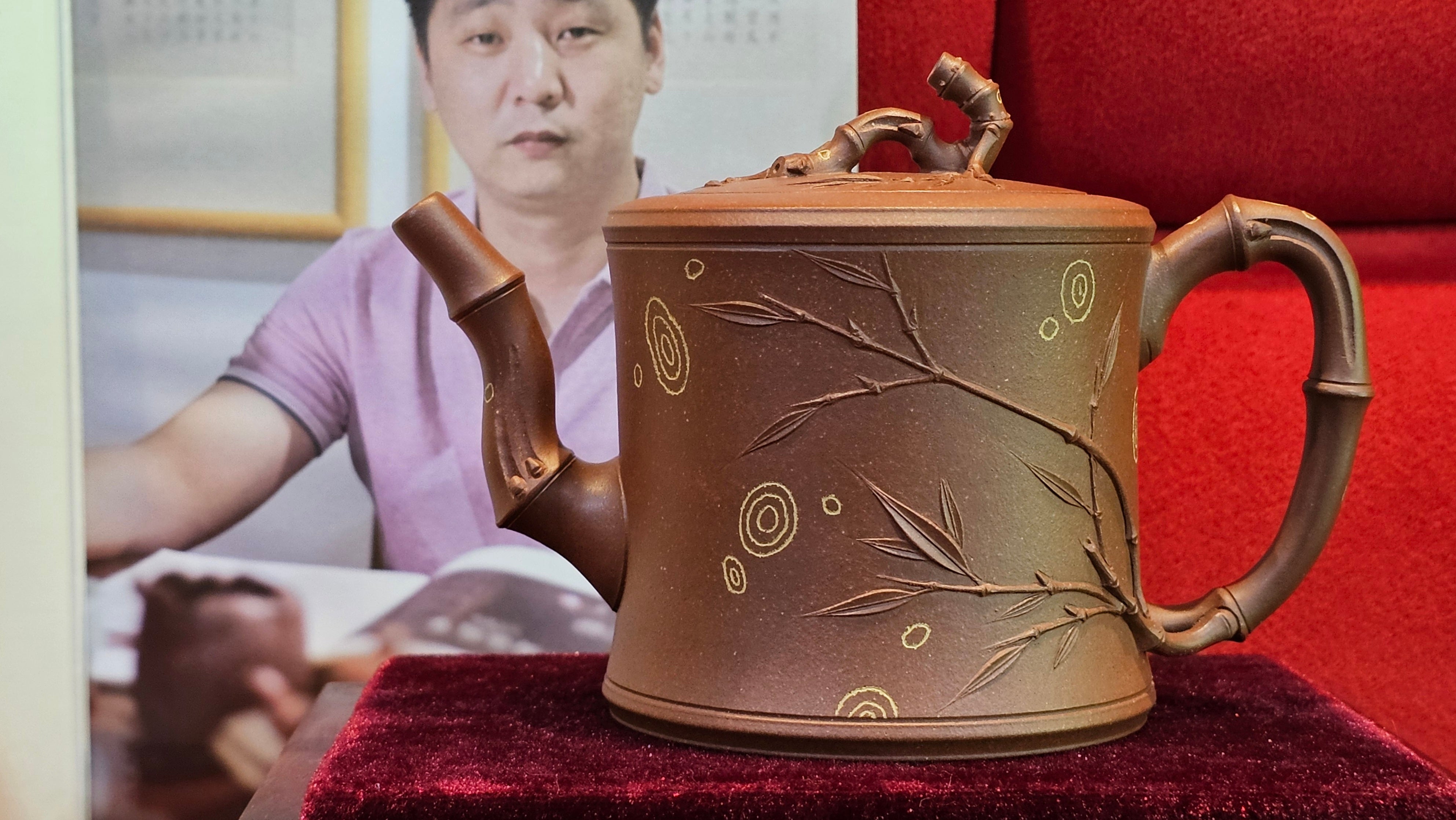 《湘妃竹段》"Xiang Fei Zhu Duan", 244.8ml, Di Cao Qing Zi Ni with Duan Ni Clay embellishments for the characteristic "Xiang Fei Bamboo" Patterns, by L4 Assoc Master Yu Chun Lei 俞春雷 ~!Congratulations to Kungfu Master J.G.! 1122hrs 23rd Nov 2025, New Orleans! LA!