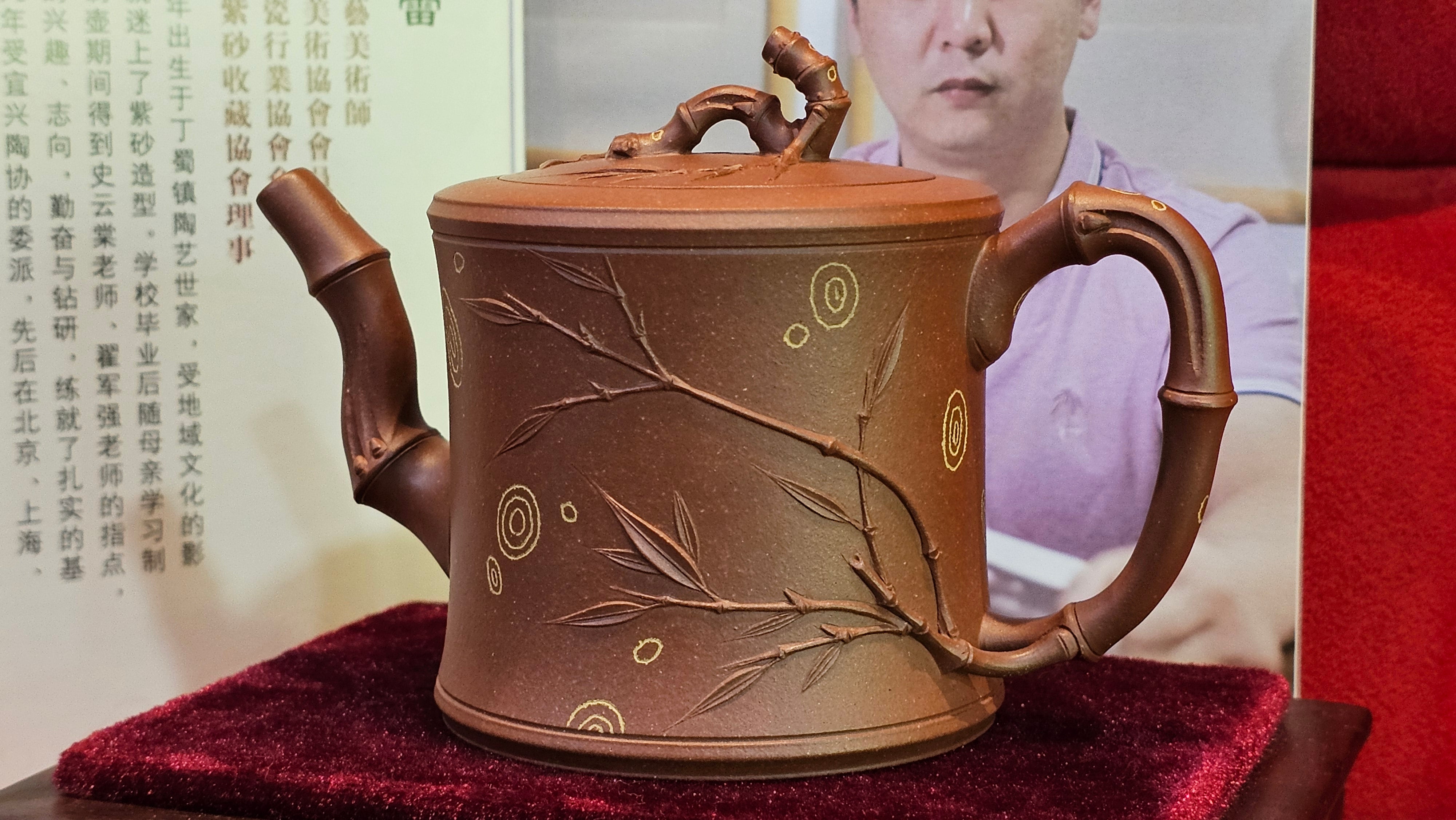 《湘妃竹段》"Xiang Fei Zhu Duan", 244.8ml, Di Cao Qing Zi Ni with Duan Ni Clay embellishments for the characteristic "Xiang Fei Bamboo" Patterns, by L4 Assoc Master Yu Chun Lei 俞春雷 ~!Congratulations to Kungfu Master J.G.! 1122hrs 23rd Nov 2025, New Orleans! LA!