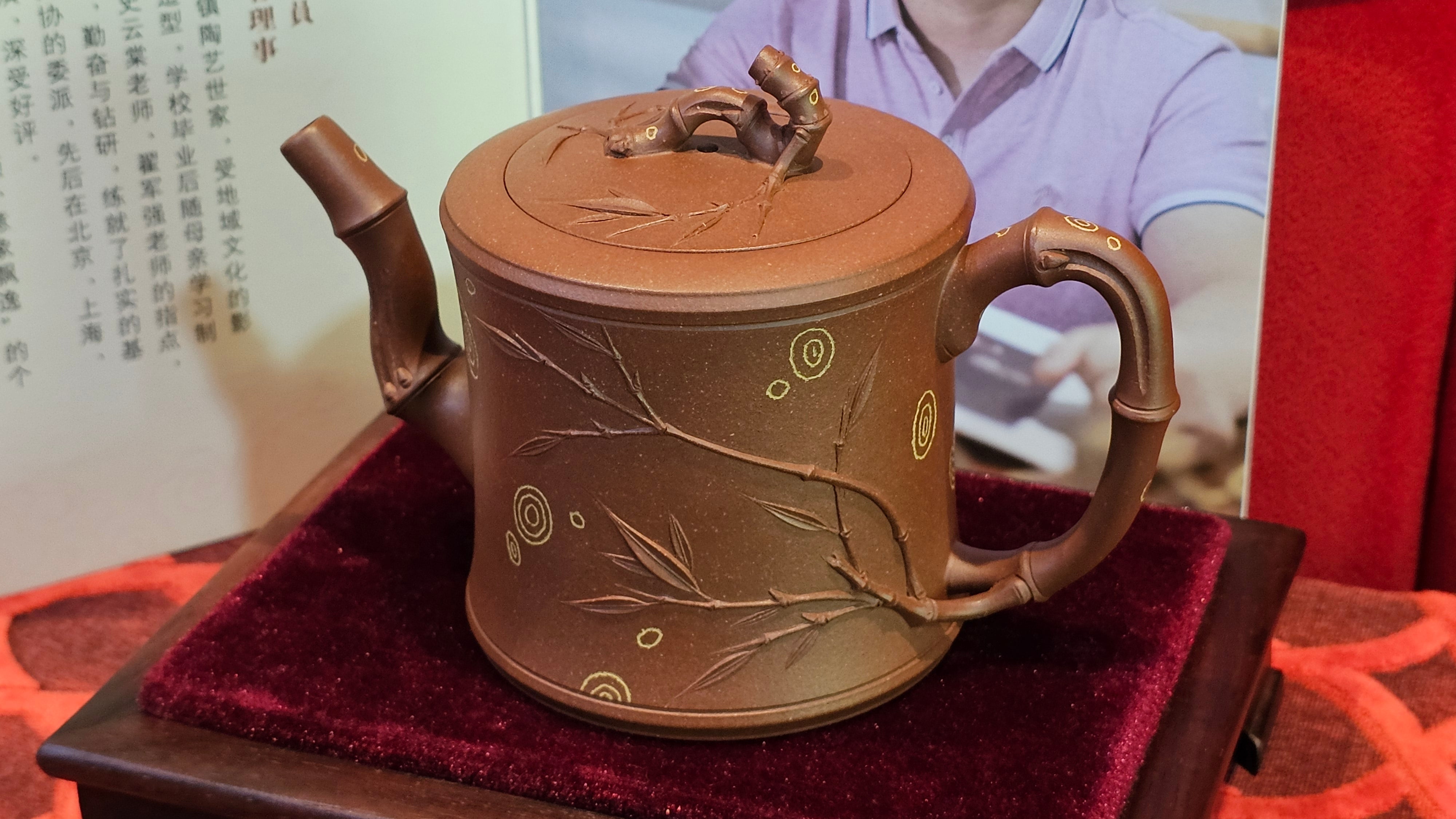 《湘妃竹段》"Xiang Fei Zhu Duan", 244.8ml, Di Cao Qing Zi Ni with Duan Ni Clay embellishments for the characteristic "Xiang Fei Bamboo" Patterns, by L4 Assoc Master Yu Chun Lei 俞春雷 ~!Congratulations to Kungfu Master J.G.! 1122hrs 23rd Nov 2025, New Orleans! LA!