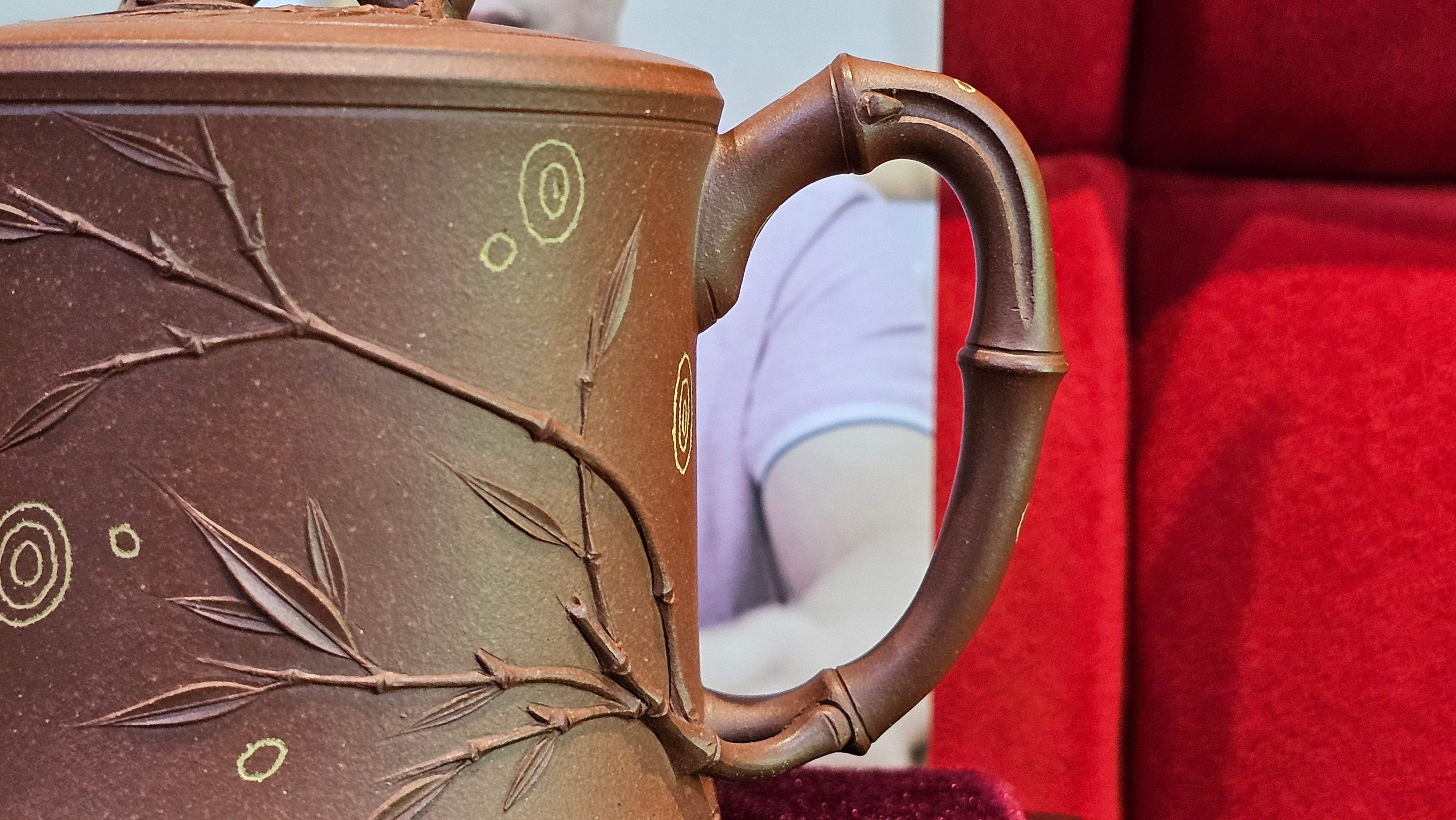 《湘妃竹段》"Xiang Fei Zhu Duan", 244.8ml, Di Cao Qing Zi Ni with Duan Ni Clay embellishments for the characteristic "Xiang Fei Bamboo" Patterns, by L4 Assoc Master Yu Chun Lei 俞春雷 ~!Congratulations to Kungfu Master J.G.! 1122hrs 23rd Nov 2025, New Orleans! LA!