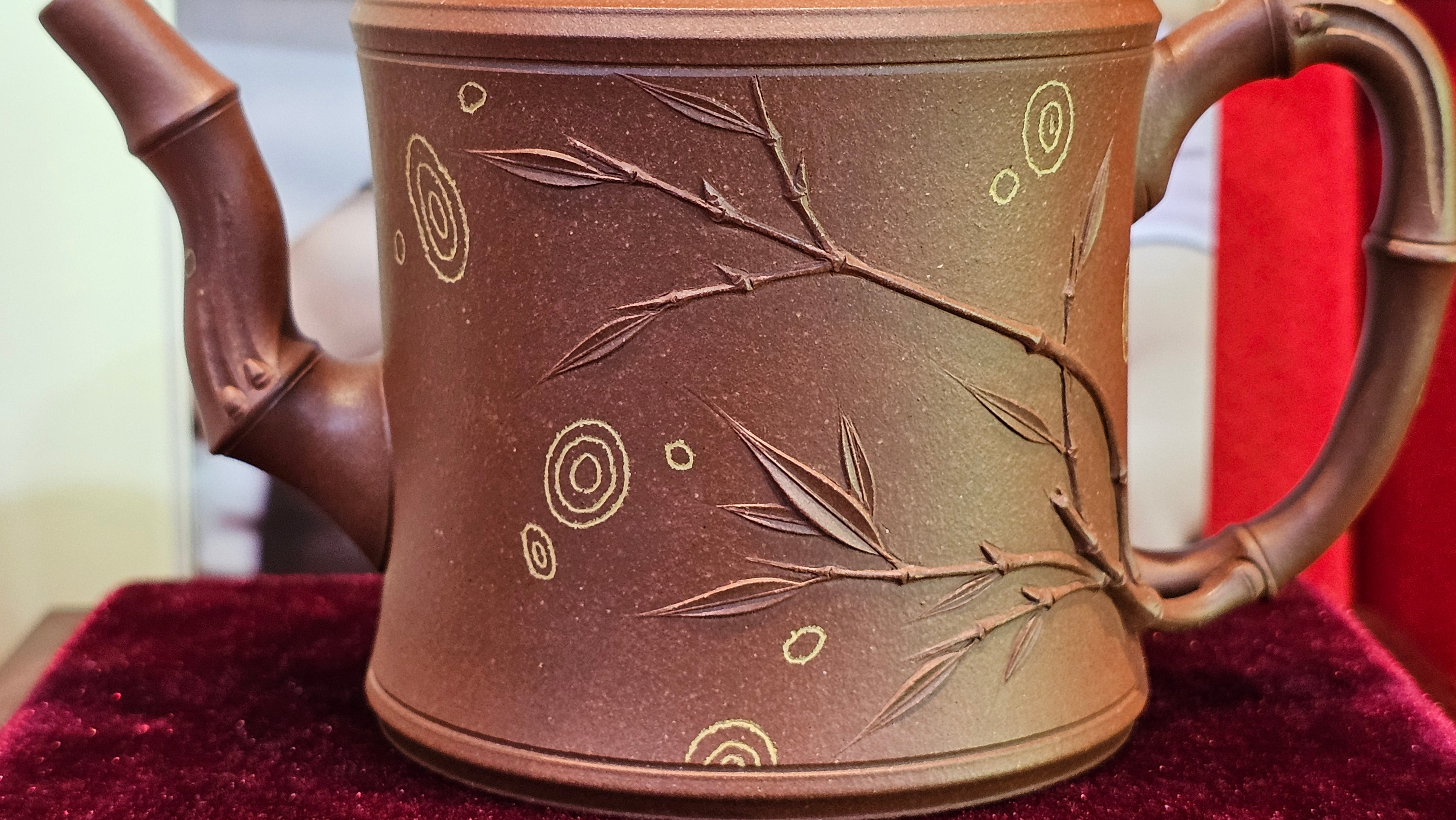 《湘妃竹段》"Xiang Fei Zhu Duan", 244.8ml, Di Cao Qing Zi Ni with Duan Ni Clay embellishments for the characteristic "Xiang Fei Bamboo" Patterns, by L4 Assoc Master Yu Chun Lei 俞春雷 ~!Congratulations to Kungfu Master J.G.! 1122hrs 23rd Nov 2025, New Orleans! LA!