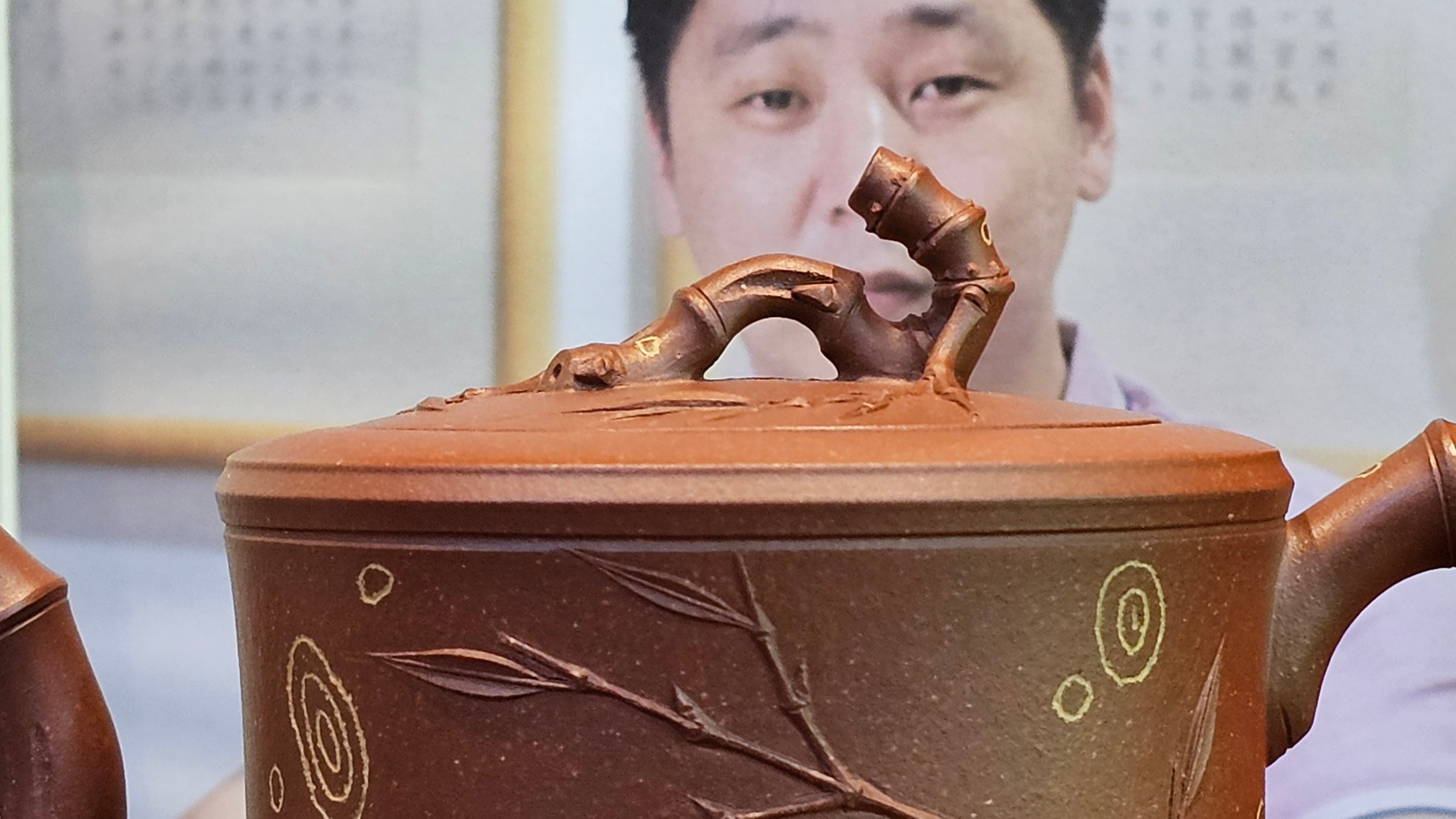 《湘妃竹段》"Xiang Fei Zhu Duan", 244.8ml, Di Cao Qing Zi Ni with Duan Ni Clay embellishments for the characteristic "Xiang Fei Bamboo" Patterns, by L4 Assoc Master Yu Chun Lei 俞春雷 ~!Congratulations to Kungfu Master J.G.! 1122hrs 23rd Nov 2025, New Orleans! LA!