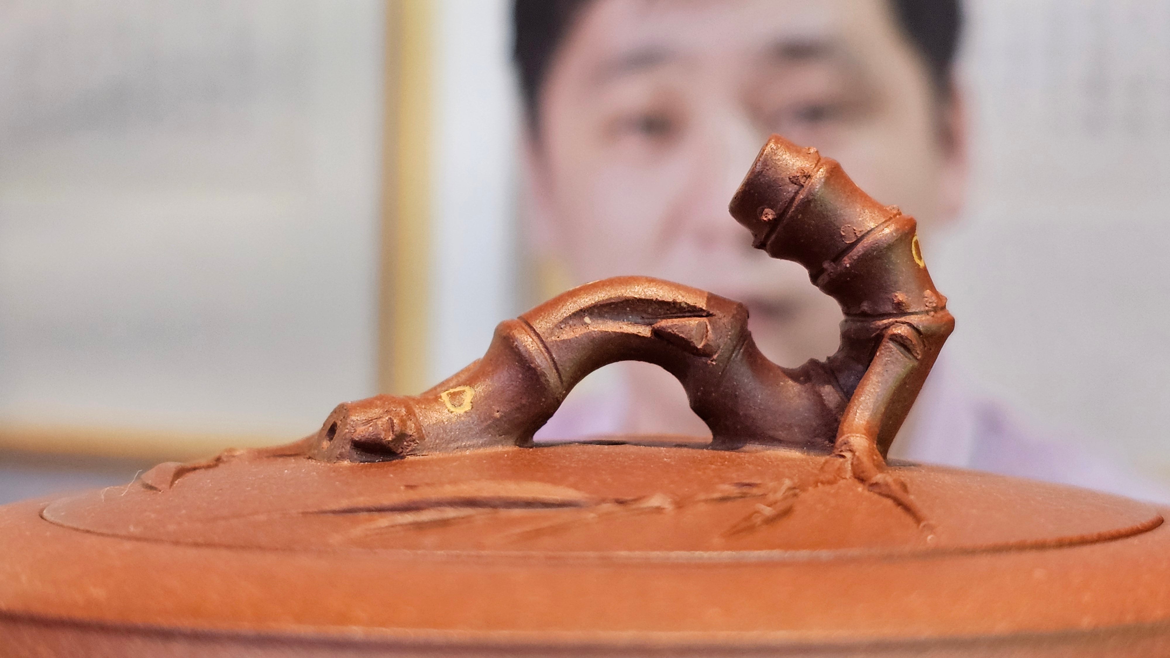 《湘妃竹段》"Xiang Fei Zhu Duan", 244.8ml, Di Cao Qing Zi Ni with Duan Ni Clay embellishments for the characteristic "Xiang Fei Bamboo" Patterns, by L4 Assoc Master Yu Chun Lei 俞春雷 ~!Congratulations to Kungfu Master J.G.! 1122hrs 23rd Nov 2025, New Orleans! LA!