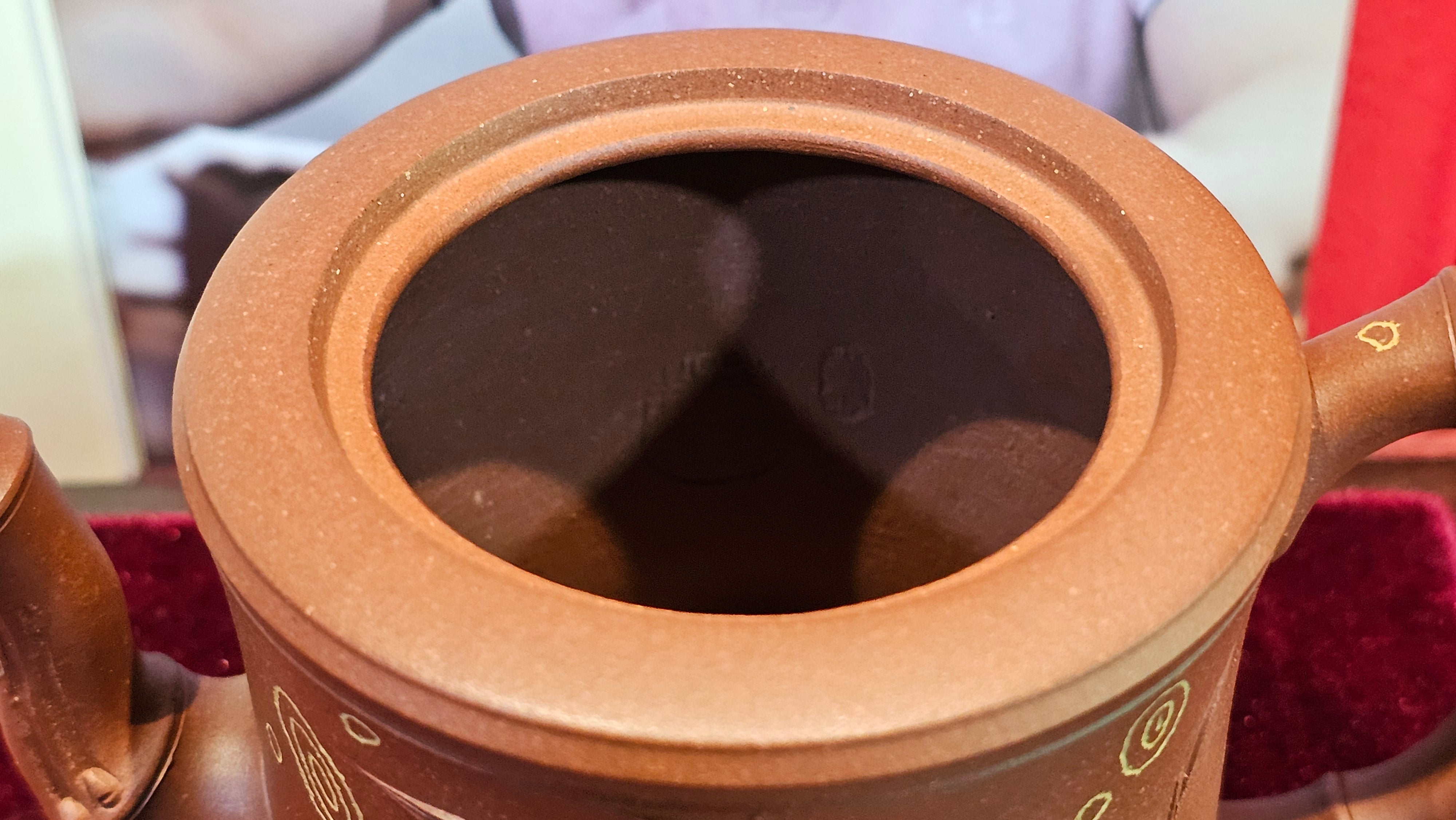 《湘妃竹段》"Xiang Fei Zhu Duan", 244.8ml, Di Cao Qing Zi Ni with Duan Ni Clay embellishments for the characteristic "Xiang Fei Bamboo" Patterns, by L4 Assoc Master Yu Chun Lei 俞春雷 ~!Congratulations to Kungfu Master J.G.! 1122hrs 23rd Nov 2025, New Orleans! LA!