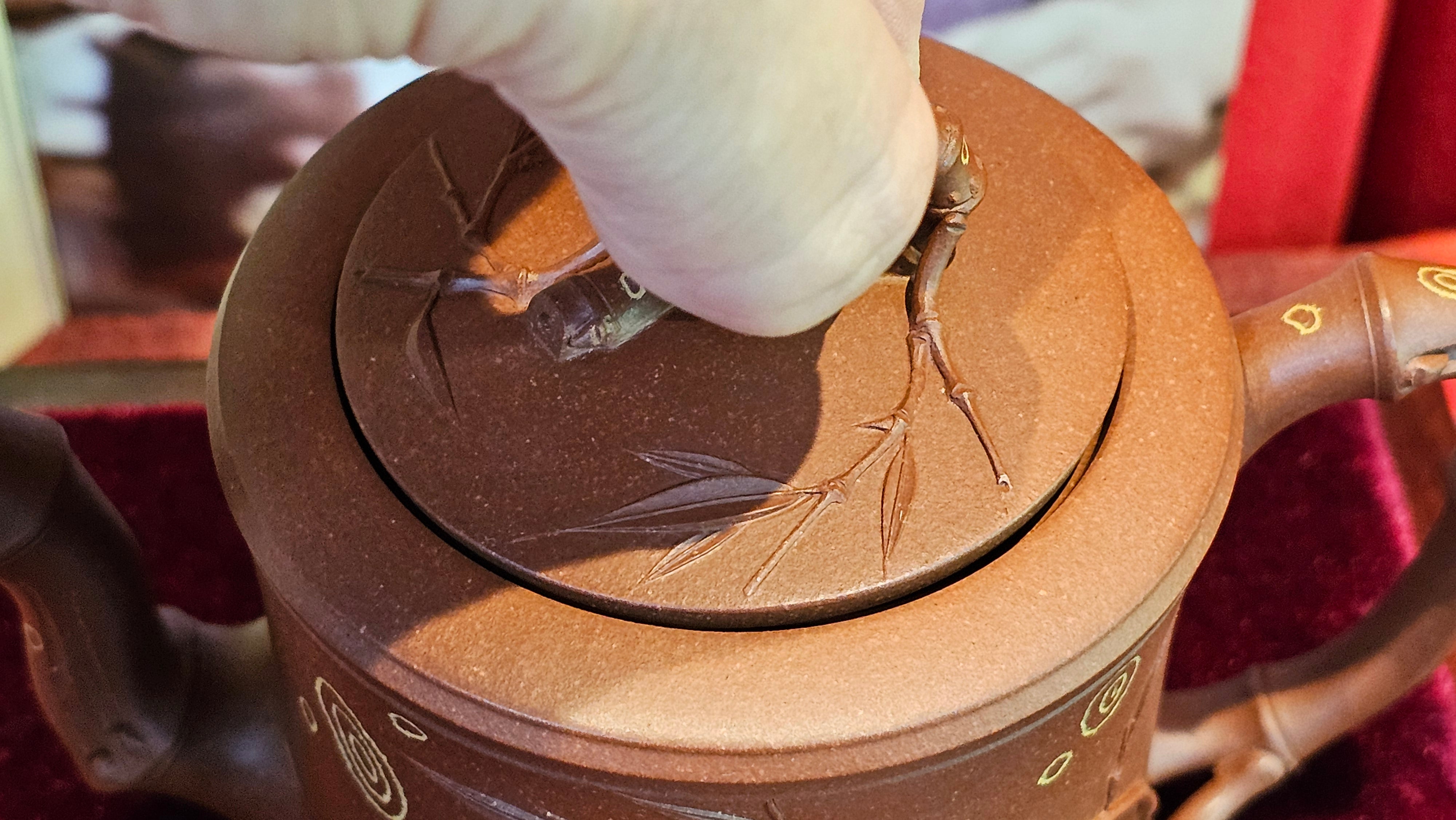 《湘妃竹段》"Xiang Fei Zhu Duan", 244.8ml, Di Cao Qing Zi Ni with Duan Ni Clay embellishments for the characteristic "Xiang Fei Bamboo" Patterns, by L4 Assoc Master Yu Chun Lei 俞春雷 ~!Congratulations to Kungfu Master J.G.! 1122hrs 23rd Nov 2025, New Orleans! LA!