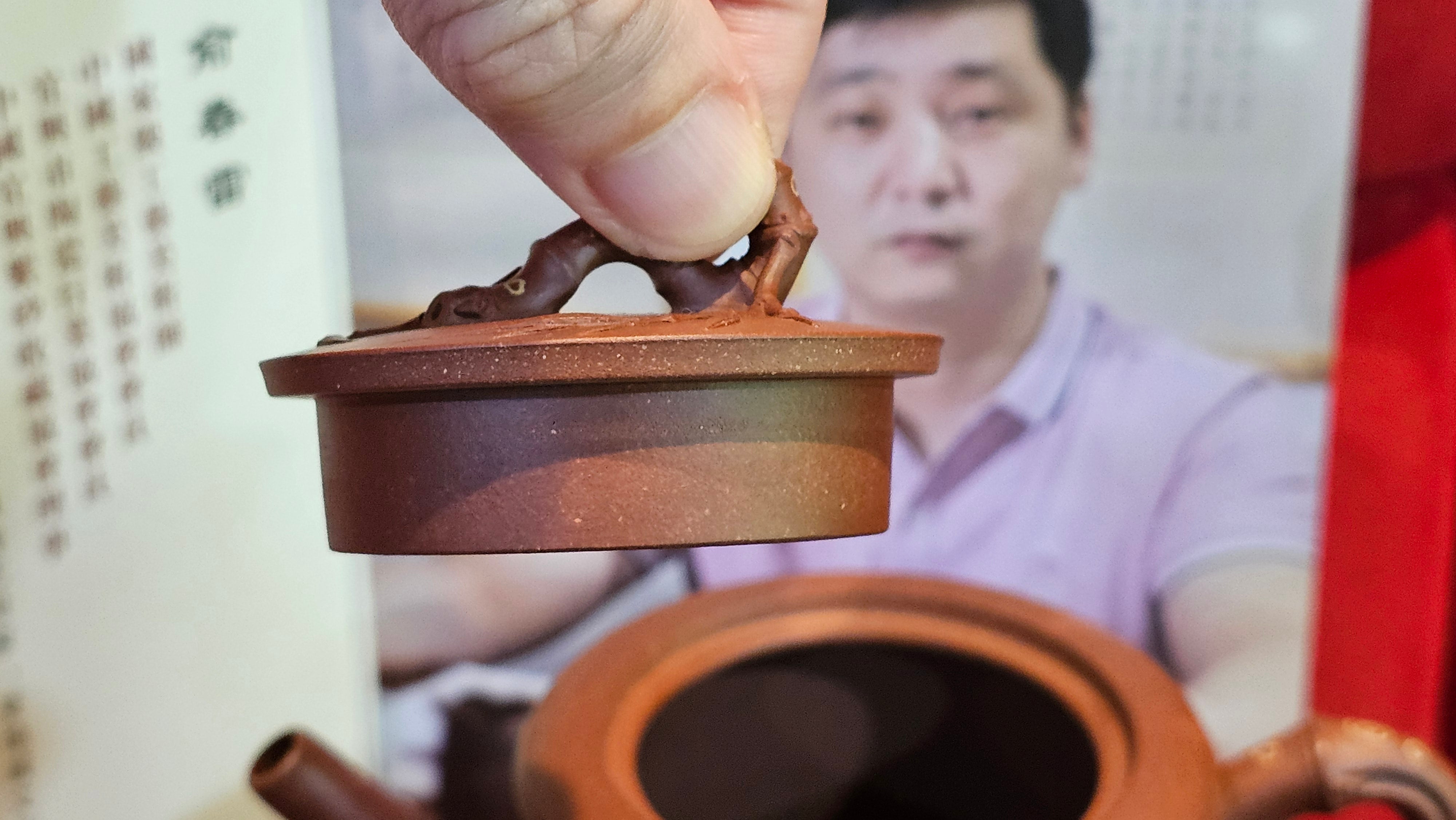 《湘妃竹段》"Xiang Fei Zhu Duan", 244.8ml, Di Cao Qing Zi Ni with Duan Ni Clay embellishments for the characteristic "Xiang Fei Bamboo" Patterns, by L4 Assoc Master Yu Chun Lei 俞春雷 ~!Congratulations to Kungfu Master J.G.! 1122hrs 23rd Nov 2025, New Orleans! LA!