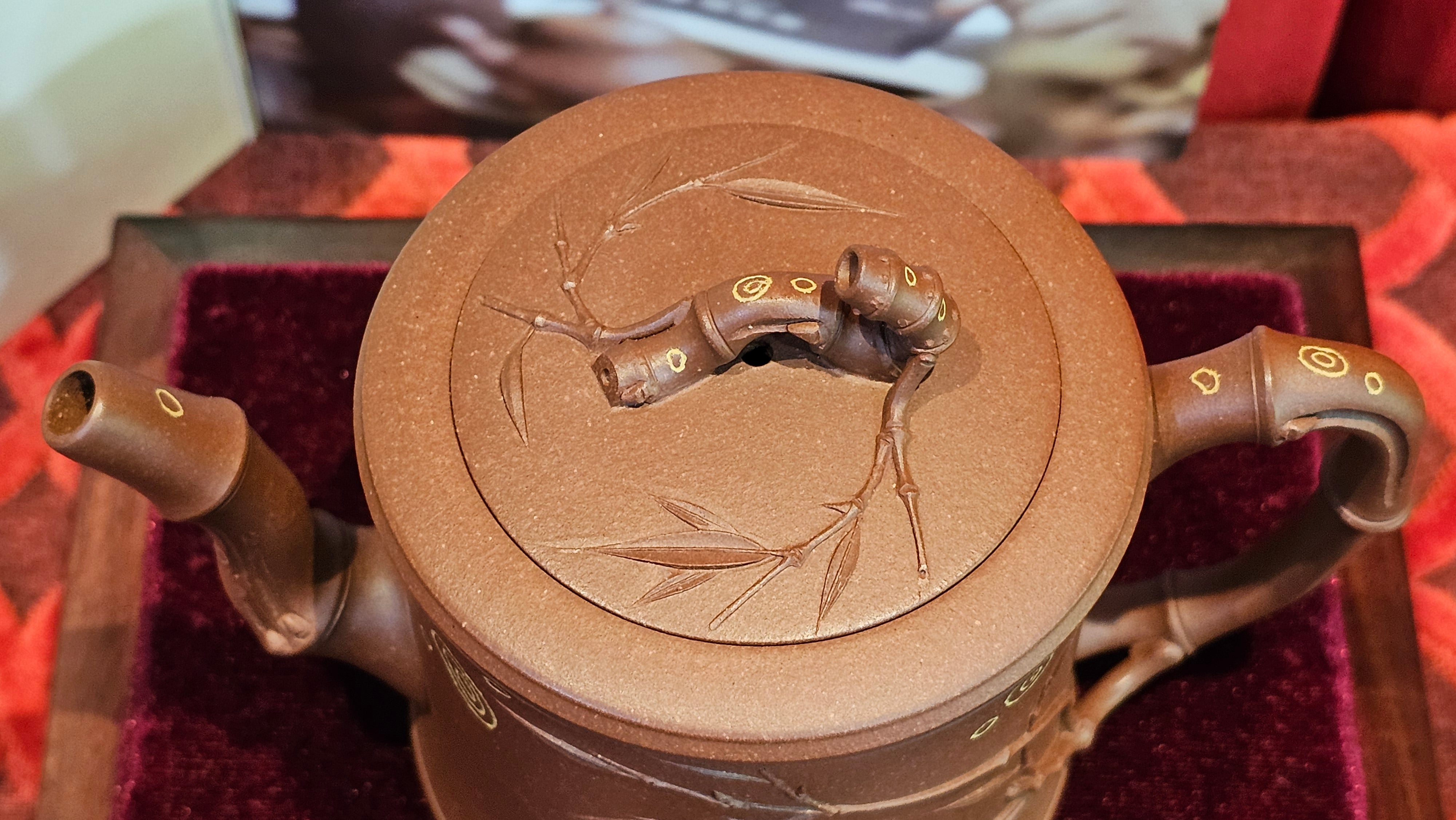 《湘妃竹段》"Xiang Fei Zhu Duan", 244.8ml, Di Cao Qing Zi Ni with Duan Ni Clay embellishments for the characteristic "Xiang Fei Bamboo" Patterns, by L4 Assoc Master Yu Chun Lei 俞春雷 ~!Congratulations to Kungfu Master J.G.! 1122hrs 23rd Nov 2025, New Orleans! LA!