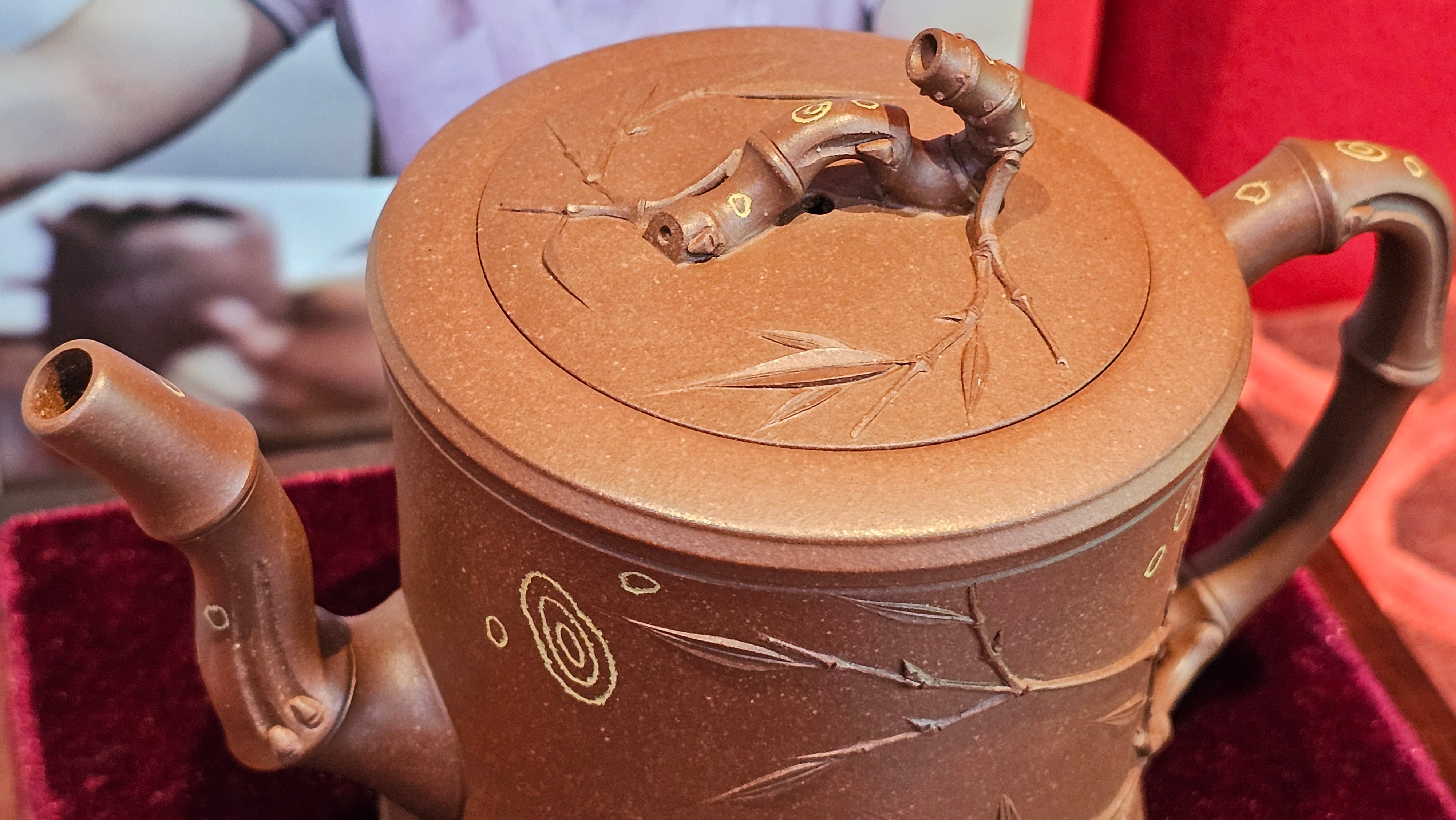 《湘妃竹段》"Xiang Fei Zhu Duan", 244.8ml, Di Cao Qing Zi Ni with Duan Ni Clay embellishments for the characteristic "Xiang Fei Bamboo" Patterns, by L4 Assoc Master Yu Chun Lei 俞春雷 ~!Congratulations to Kungfu Master J.G.! 1122hrs 23rd Nov 2025, New Orleans! LA!