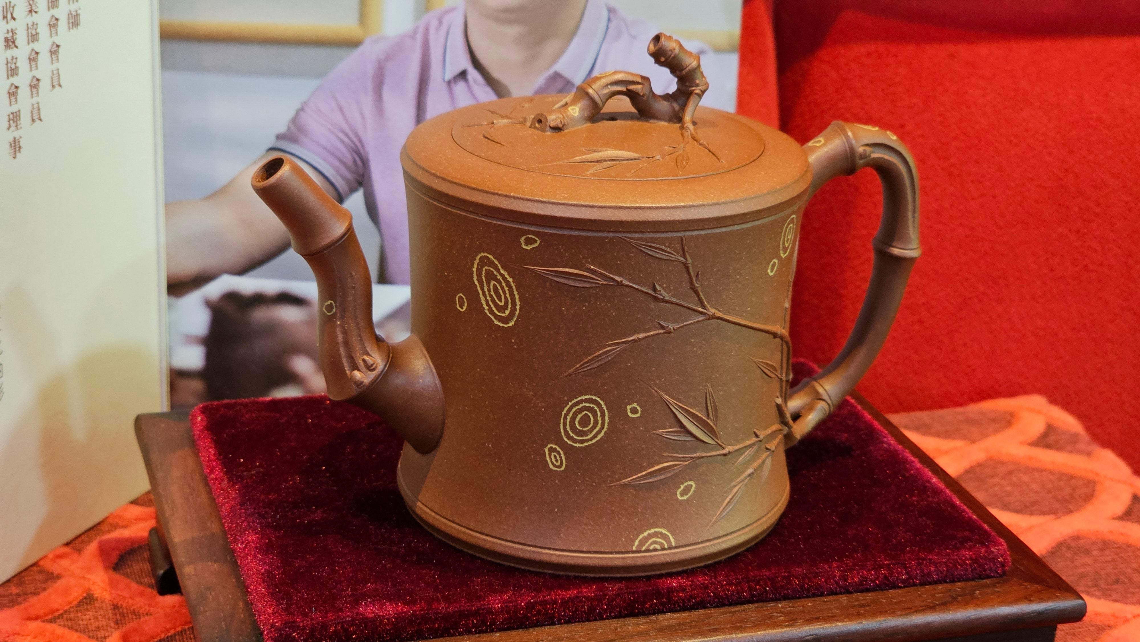 《湘妃竹段》"Xiang Fei Zhu Duan", 244.8ml, Di Cao Qing Zi Ni with Duan Ni Clay embellishments for the characteristic "Xiang Fei Bamboo" Patterns, by L4 Assoc Master Yu Chun Lei 俞春雷 ~!Congratulations to Kungfu Master J.G.! 1122hrs 23rd Nov 2025, New Orleans! LA!