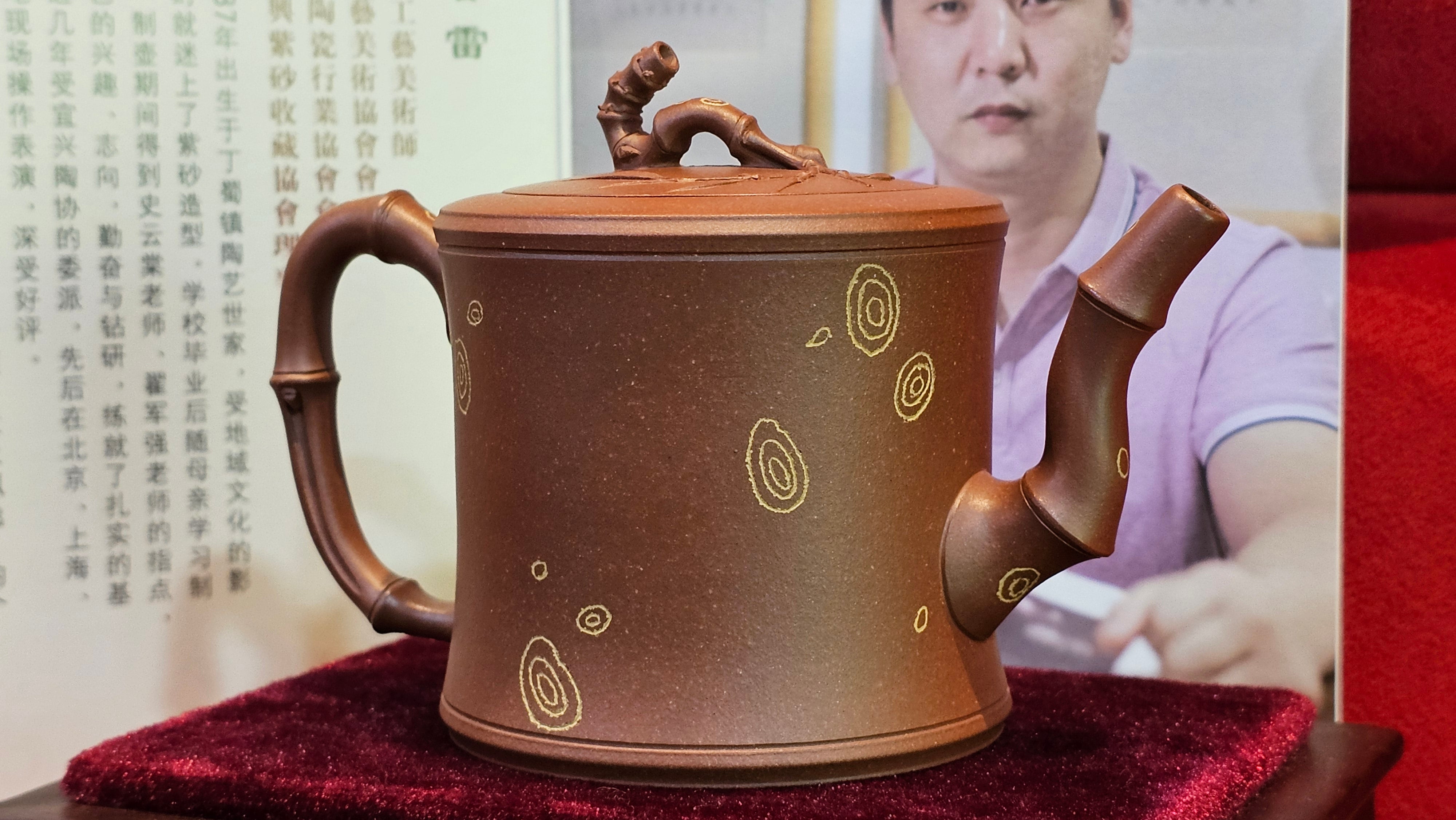 《湘妃竹段》"Xiang Fei Zhu Duan", 244.8ml, Di Cao Qing Zi Ni with Duan Ni Clay embellishments for the characteristic "Xiang Fei Bamboo" Patterns, by L4 Assoc Master Yu Chun Lei 俞春雷 ~!Congratulations to Kungfu Master J.G.! 1122hrs 23rd Nov 2025, New Orleans! LA!