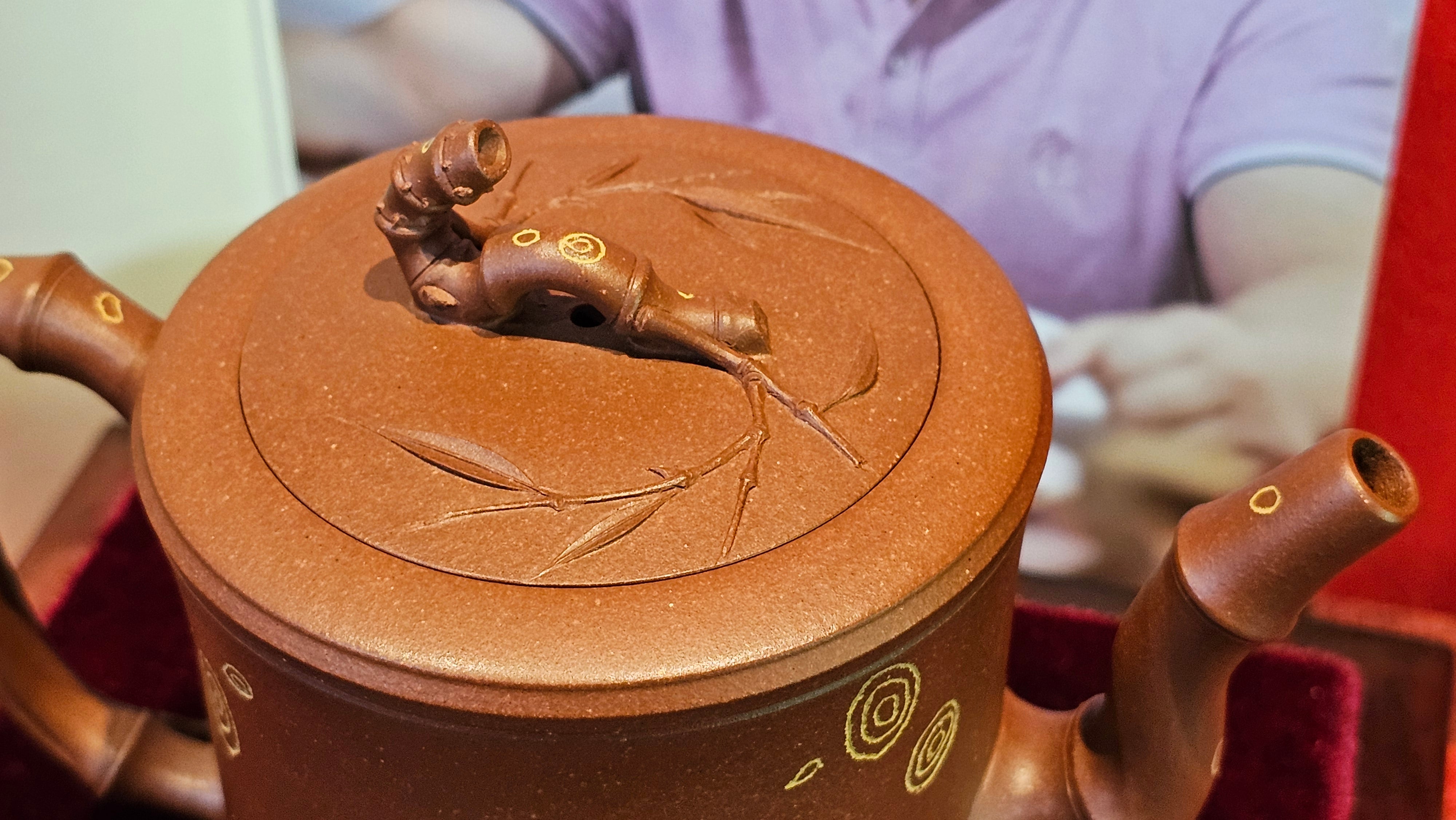 《湘妃竹段》"Xiang Fei Zhu Duan", 244.8ml, Di Cao Qing Zi Ni with Duan Ni Clay embellishments for the characteristic "Xiang Fei Bamboo" Patterns, by L4 Assoc Master Yu Chun Lei 俞春雷 ~!Congratulations to Kungfu Master J.G.! 1122hrs 23rd Nov 2025, New Orleans! LA!