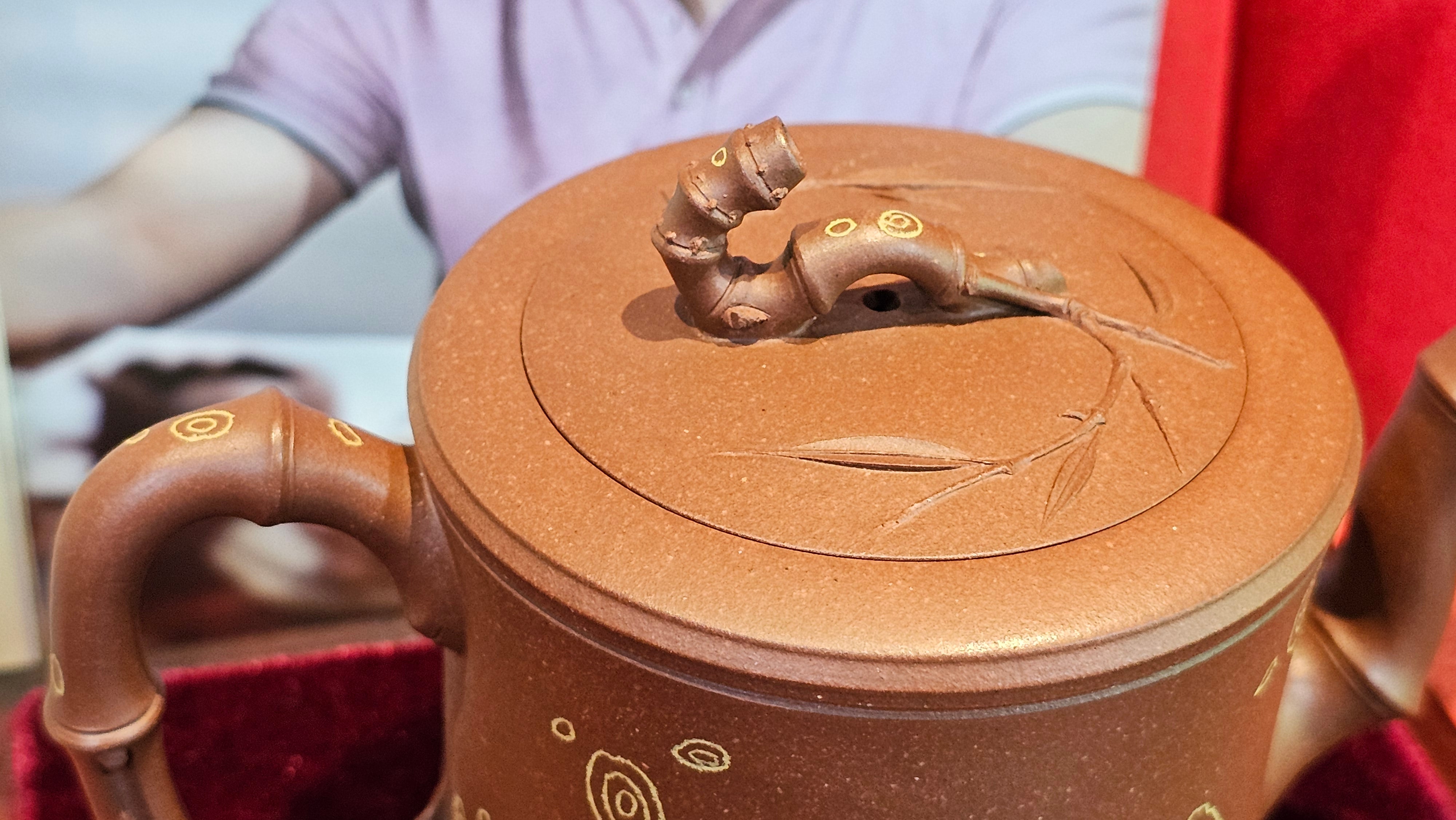 《湘妃竹段》"Xiang Fei Zhu Duan", 244.8ml, Di Cao Qing Zi Ni with Duan Ni Clay embellishments for the characteristic "Xiang Fei Bamboo" Patterns, by L4 Assoc Master Yu Chun Lei 俞春雷 ~!Congratulations to Kungfu Master J.G.! 1122hrs 23rd Nov 2025, New Orleans! LA!