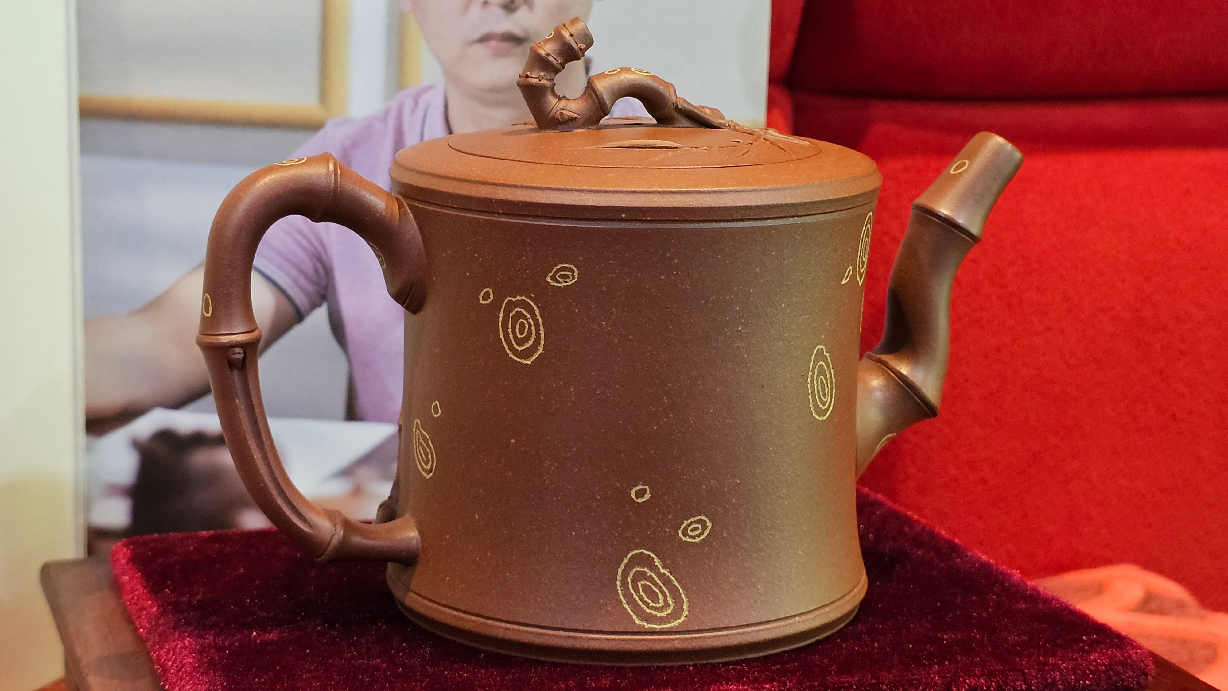 《湘妃竹段》"Xiang Fei Zhu Duan", 244.8ml, Di Cao Qing Zi Ni with Duan Ni Clay embellishments for the characteristic "Xiang Fei Bamboo" Patterns, by L4 Assoc Master Yu Chun Lei 俞春雷 ~!Congratulations to Kungfu Master J.G.! 1122hrs 23rd Nov 2025, New Orleans! LA!