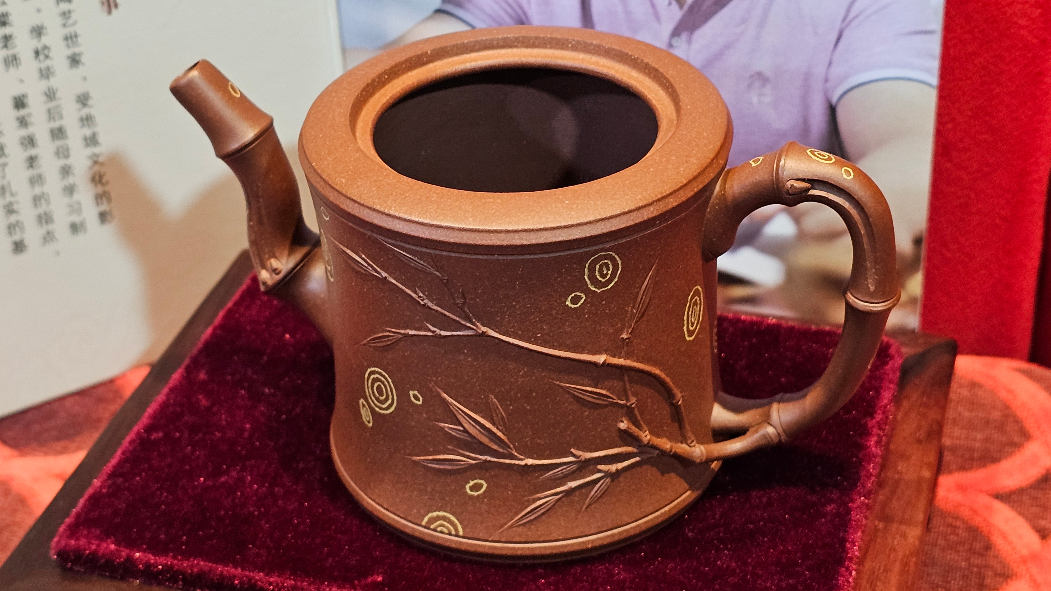 《湘妃竹段》"Xiang Fei Zhu Duan", 244.8ml, Di Cao Qing Zi Ni with Duan Ni Clay embellishments for the characteristic "Xiang Fei Bamboo" Patterns, by L4 Assoc Master Yu Chun Lei 俞春雷 ~!Congratulations to Kungfu Master J.G.! 1122hrs 23rd Nov 2025, New Orleans! LA!