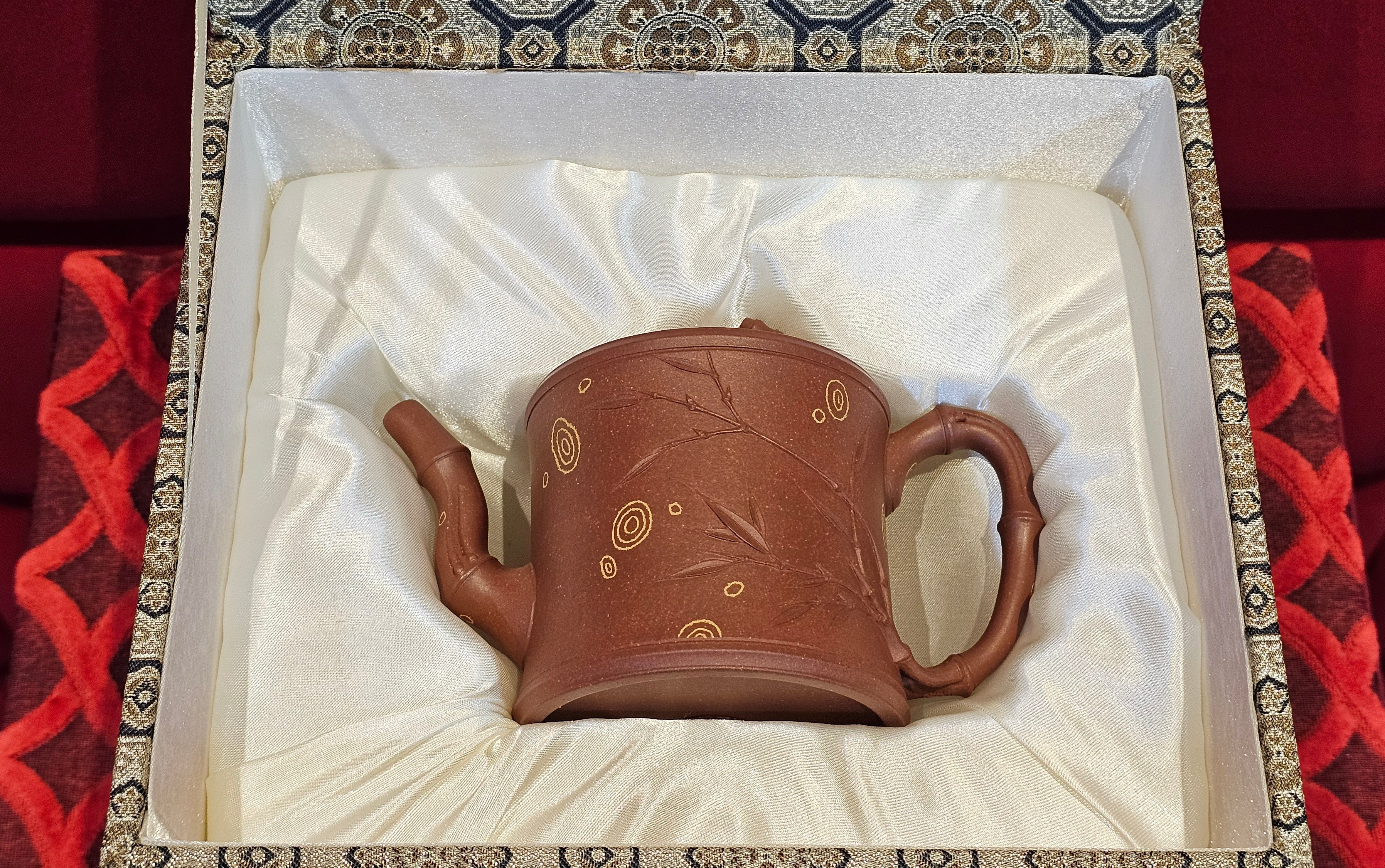 《湘妃竹段》"Xiang Fei Zhu Duan", 244.8ml, Di Cao Qing Zi Ni with Duan Ni Clay embellishments for the characteristic "Xiang Fei Bamboo" Patterns, by L4 Assoc Master Yu Chun Lei 俞春雷 ~!Congratulations to Kungfu Master J.G.! 1122hrs 23rd Nov 2025, New Orleans! LA!