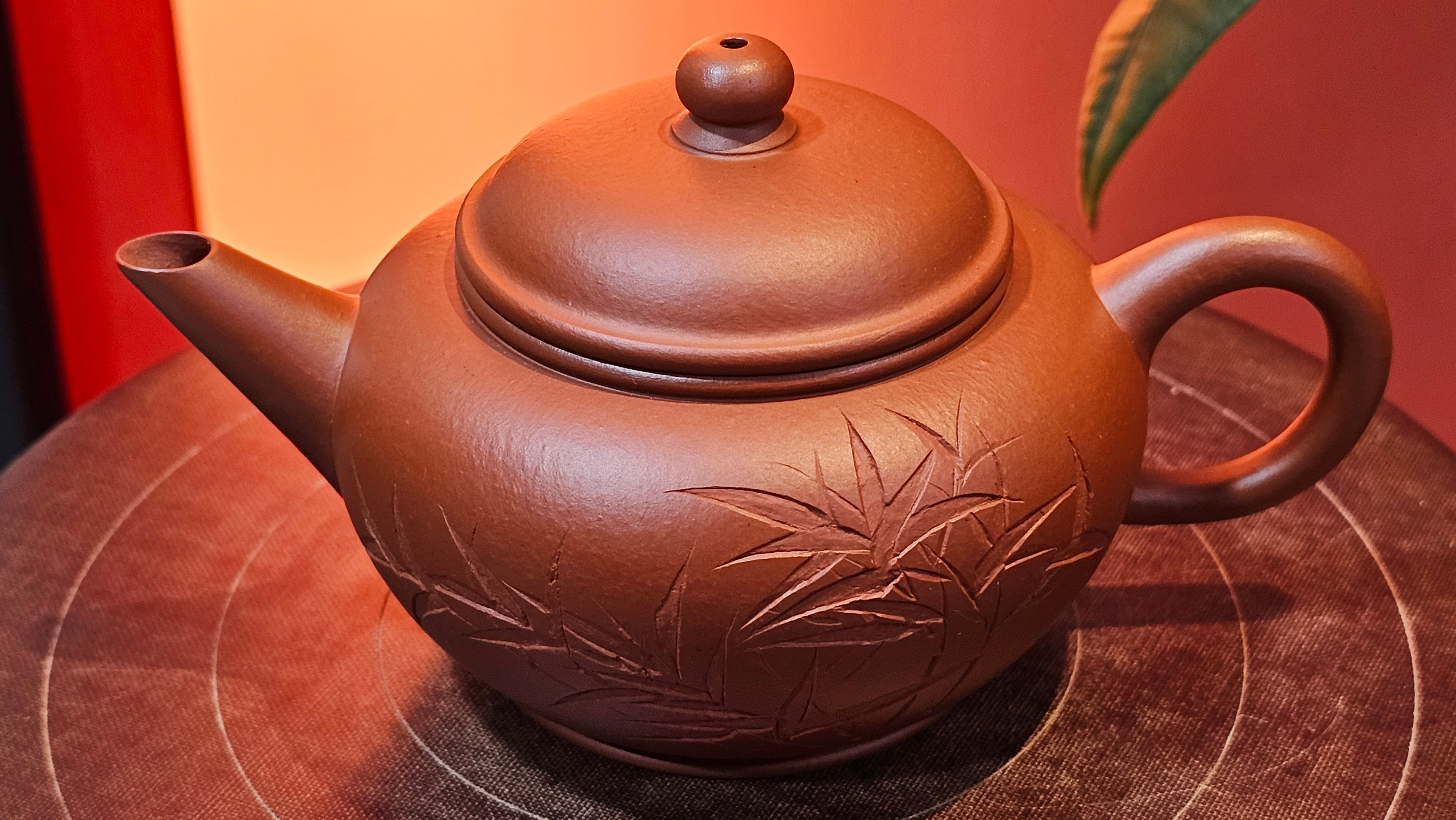 Shui Ping 水平, 156.3ml, Xiao Mei Yao Zhu Ni 小煤窑朱泥, by our Craftsman Chen Yue Fei 陈跃飞, "平步青云" and Bamboo Engraving by Craftsman Yi De Shu 一德书。