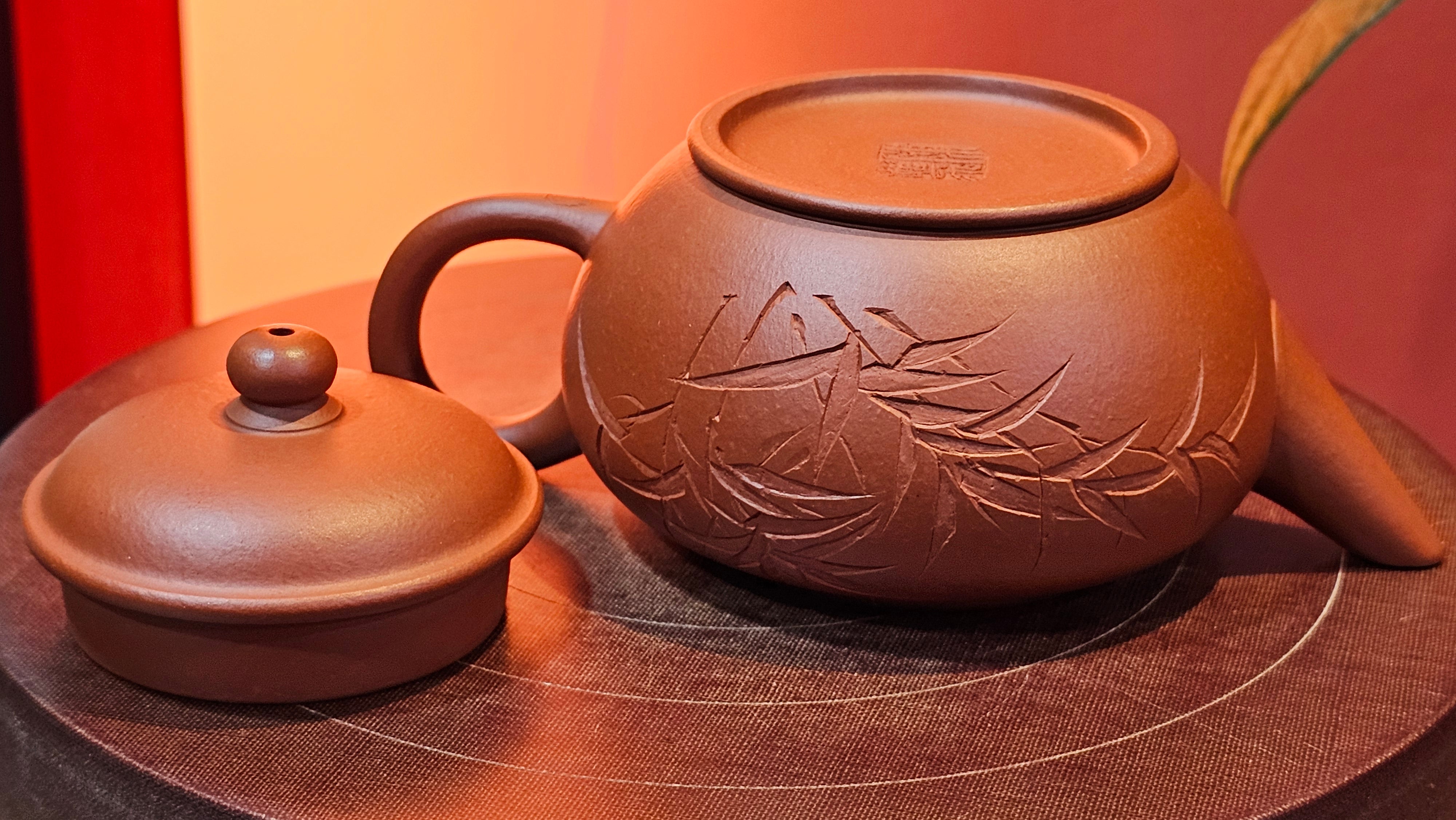 Shui Ping 水平, 156.3ml, Xiao Mei Yao Zhu Ni 小煤窑朱泥, by our Craftsman Chen Yue Fei 陈跃飞, "平步青云" and Bamboo Engraving by Craftsman Yi De Shu 一德书。