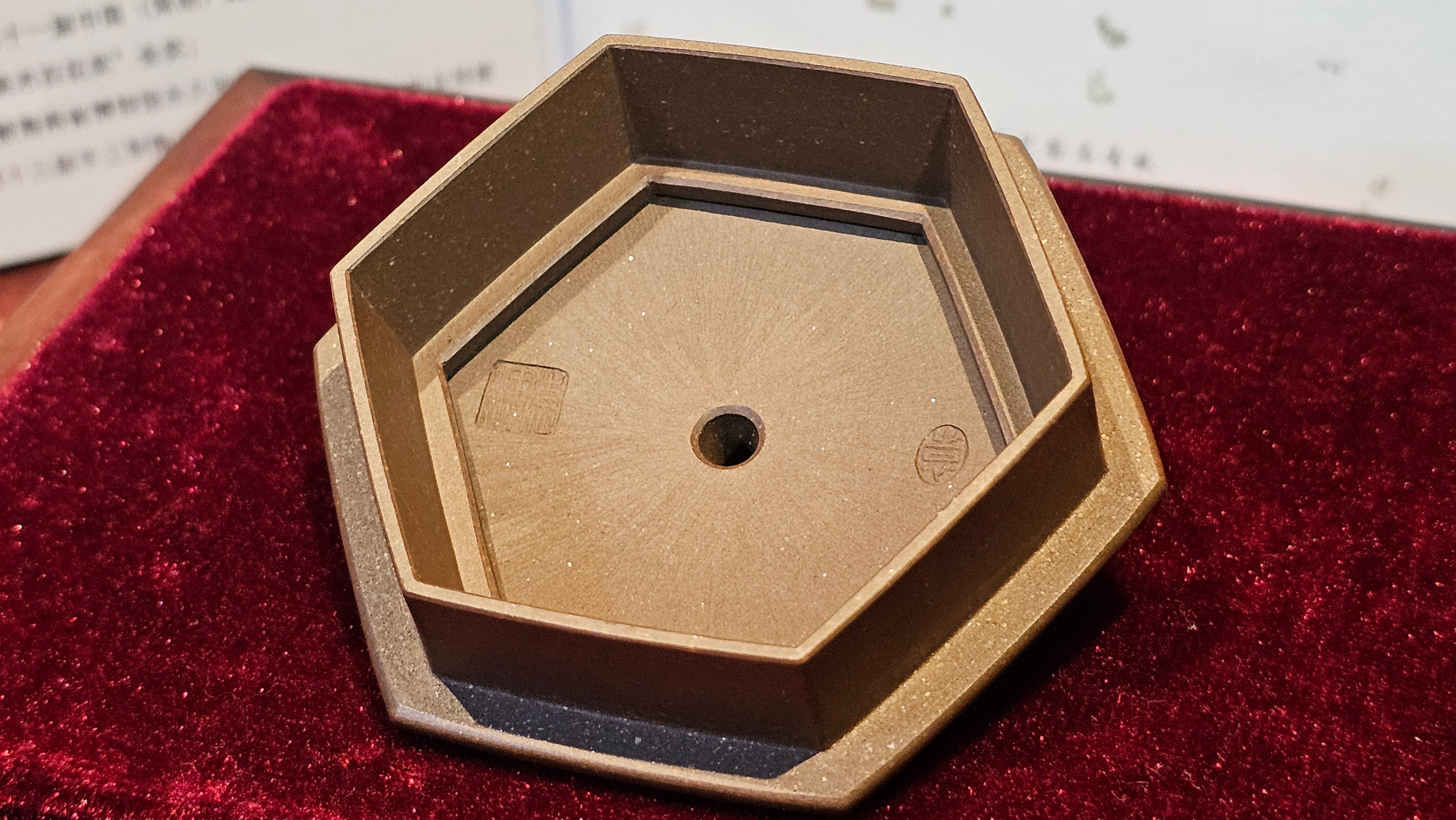 《凌雅六方》~ 六件套组 "Ling Ya Liu Si Fang", WORLD DEBUT! SET of Six (Pitcher, Matching Twin Cups & Twin Trays), Di Cao Qing, by L2A Senior Consummate Artist Yuan Hui! Orchid Engraving by Jin Li ~ Congratulations!to Mr L.C.! 2158hrs 28th Nov 2025, Taylors! SC!