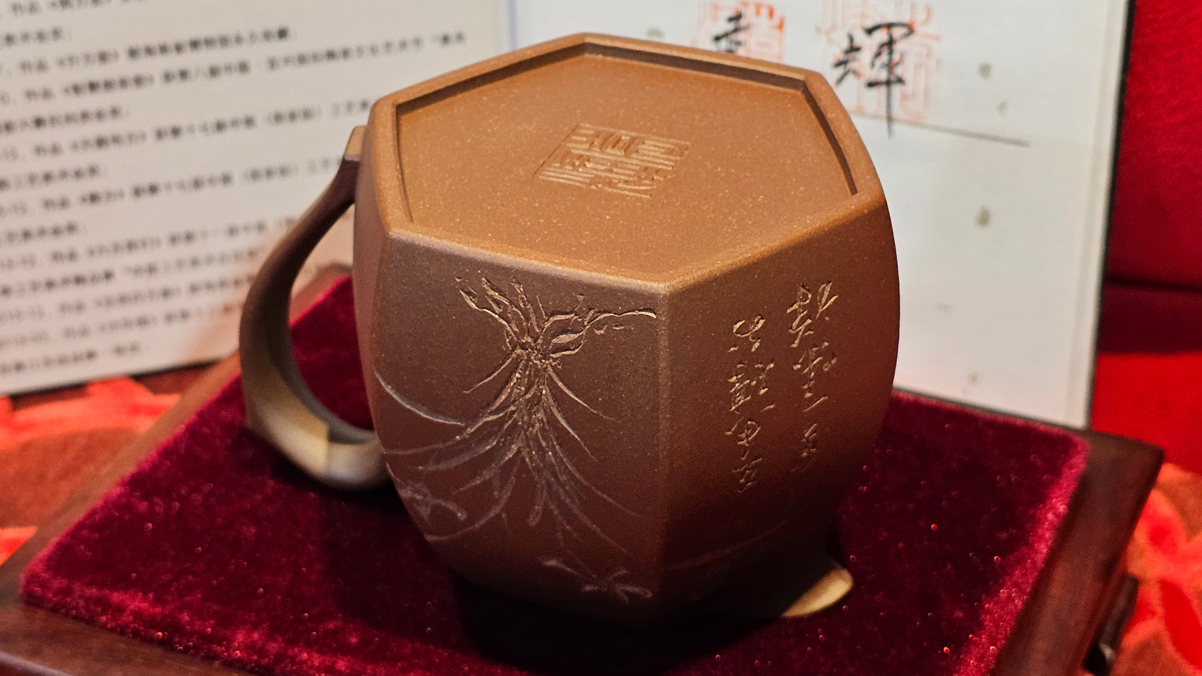 《凌雅六方》~ 六件套组 "Ling Ya Liu Si Fang", WORLD DEBUT! SET of Six (Pitcher, Matching Twin Cups & Twin Trays), Di Cao Qing, by L2A Senior Consummate Artist Yuan Hui! Orchid Engraving by Jin Li ~ Congratulations!to Mr L.C.! 2158hrs 28th Nov 2025, Taylors! SC!