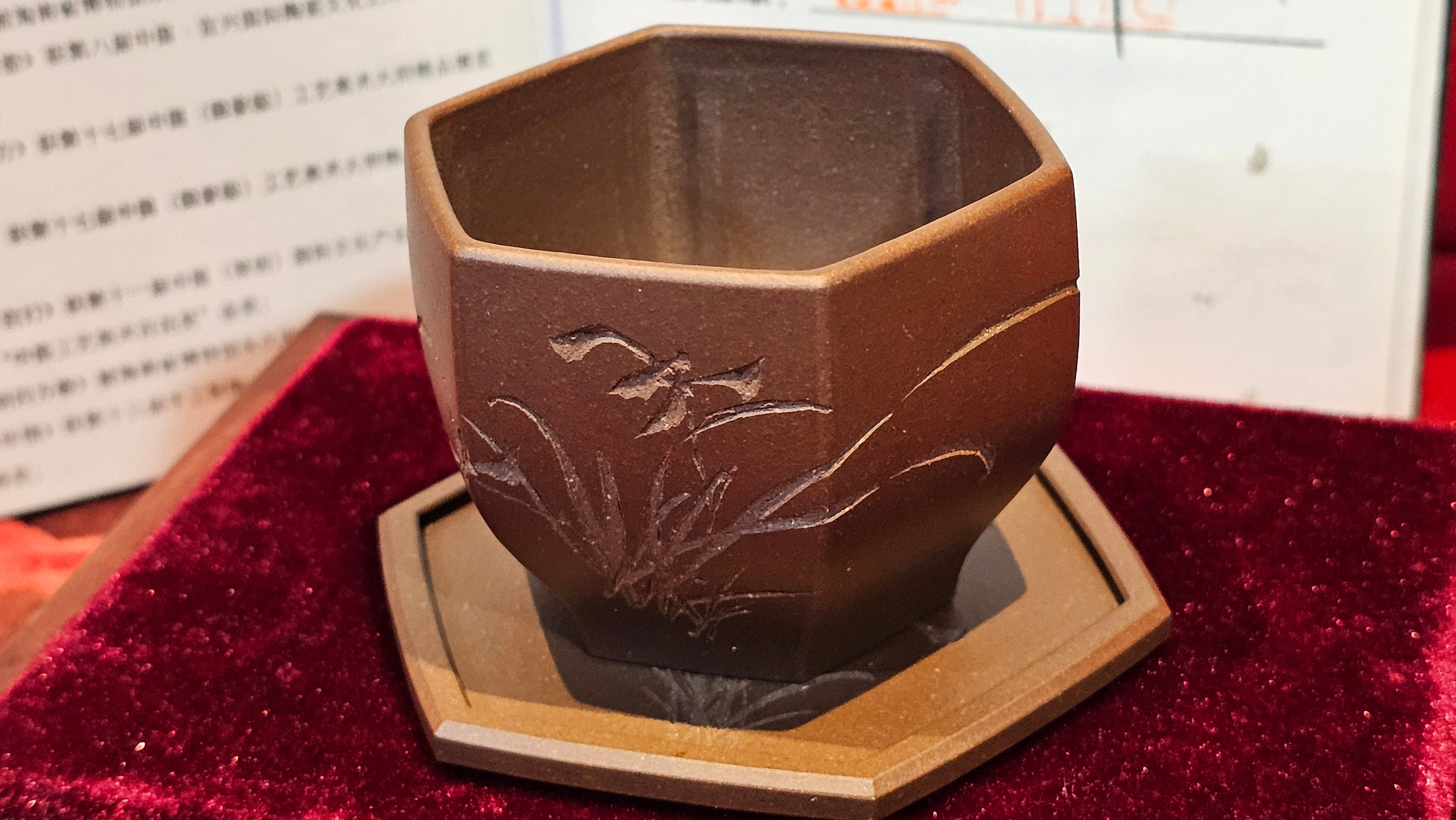 《凌雅六方》~ 六件套组 "Ling Ya Liu Si Fang", WORLD DEBUT! SET of Six (Pitcher, Matching Twin Cups & Twin Trays), Di Cao Qing, by L2A Senior Consummate Artist Yuan Hui! Orchid Engraving by Jin Li ~ Congratulations!to Mr L.C.! 2158hrs 28th Nov 2025, Taylors! SC!