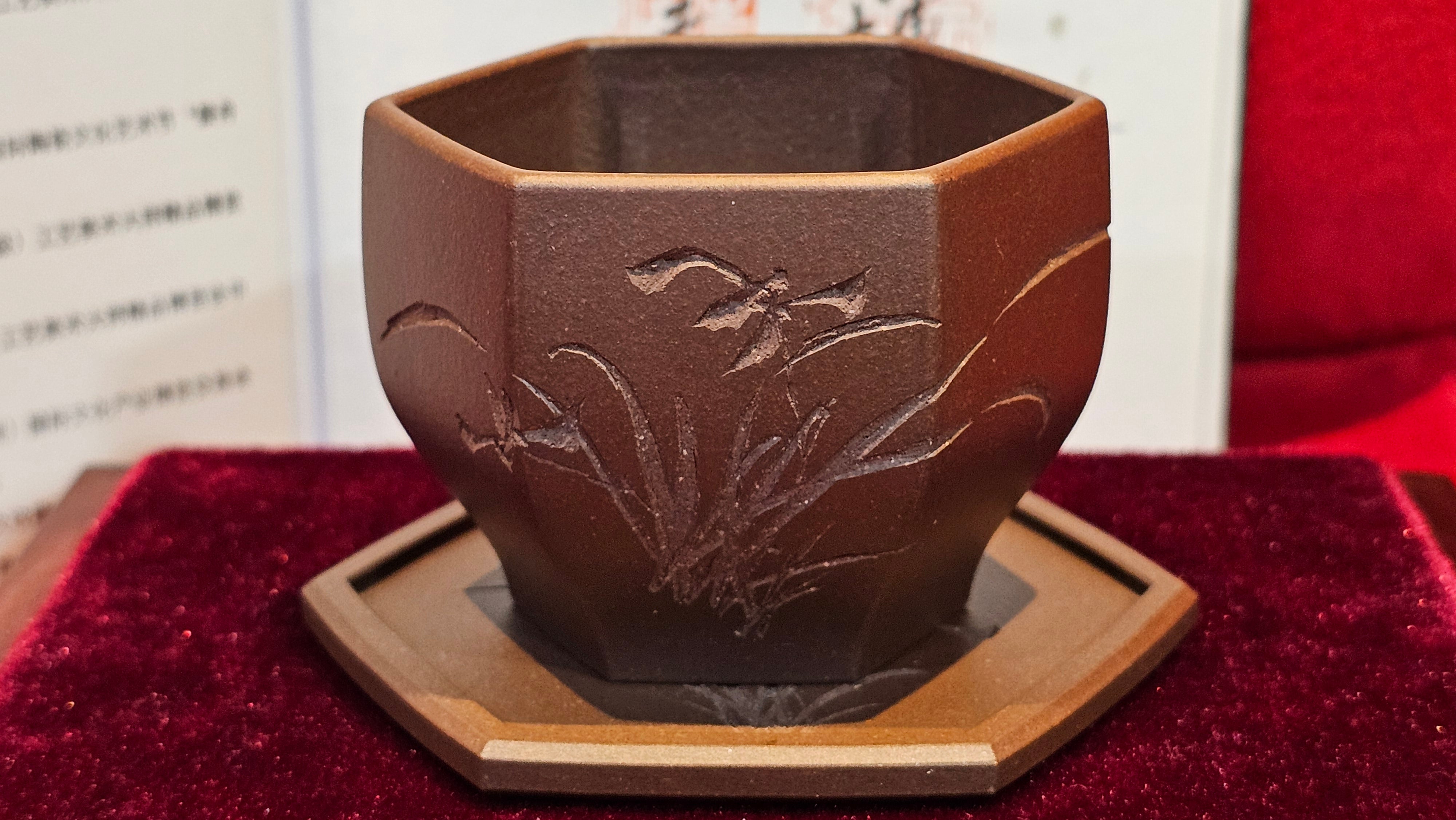 《凌雅六方》~ 六件套组 "Ling Ya Liu Si Fang", WORLD DEBUT! SET of Six (Pitcher, Matching Twin Cups & Twin Trays), Di Cao Qing, by L2A Senior Consummate Artist Yuan Hui! Orchid Engraving by Jin Li ~ Congratulations!to Mr L.C.! 2158hrs 28th Nov 2025, Taylors! SC!
