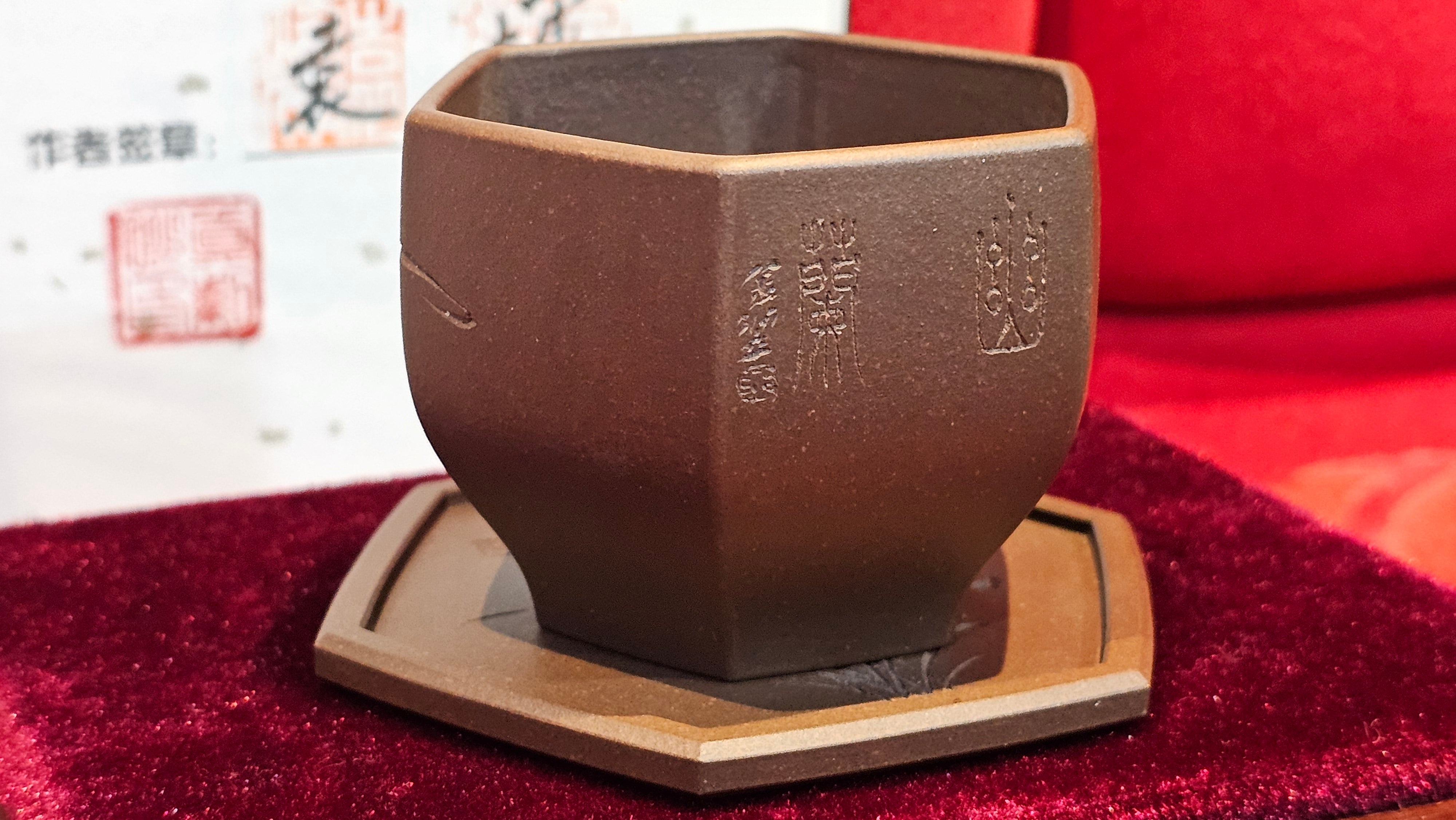 《凌雅六方》~ 六件套组 "Ling Ya Liu Si Fang", WORLD DEBUT! SET of Six (Pitcher, Matching Twin Cups & Twin Trays), Di Cao Qing, by L2A Senior Consummate Artist Yuan Hui! Orchid Engraving by Jin Li ~ Congratulations!to Mr L.C.! 2158hrs 28th Nov 2025, Taylors! SC!