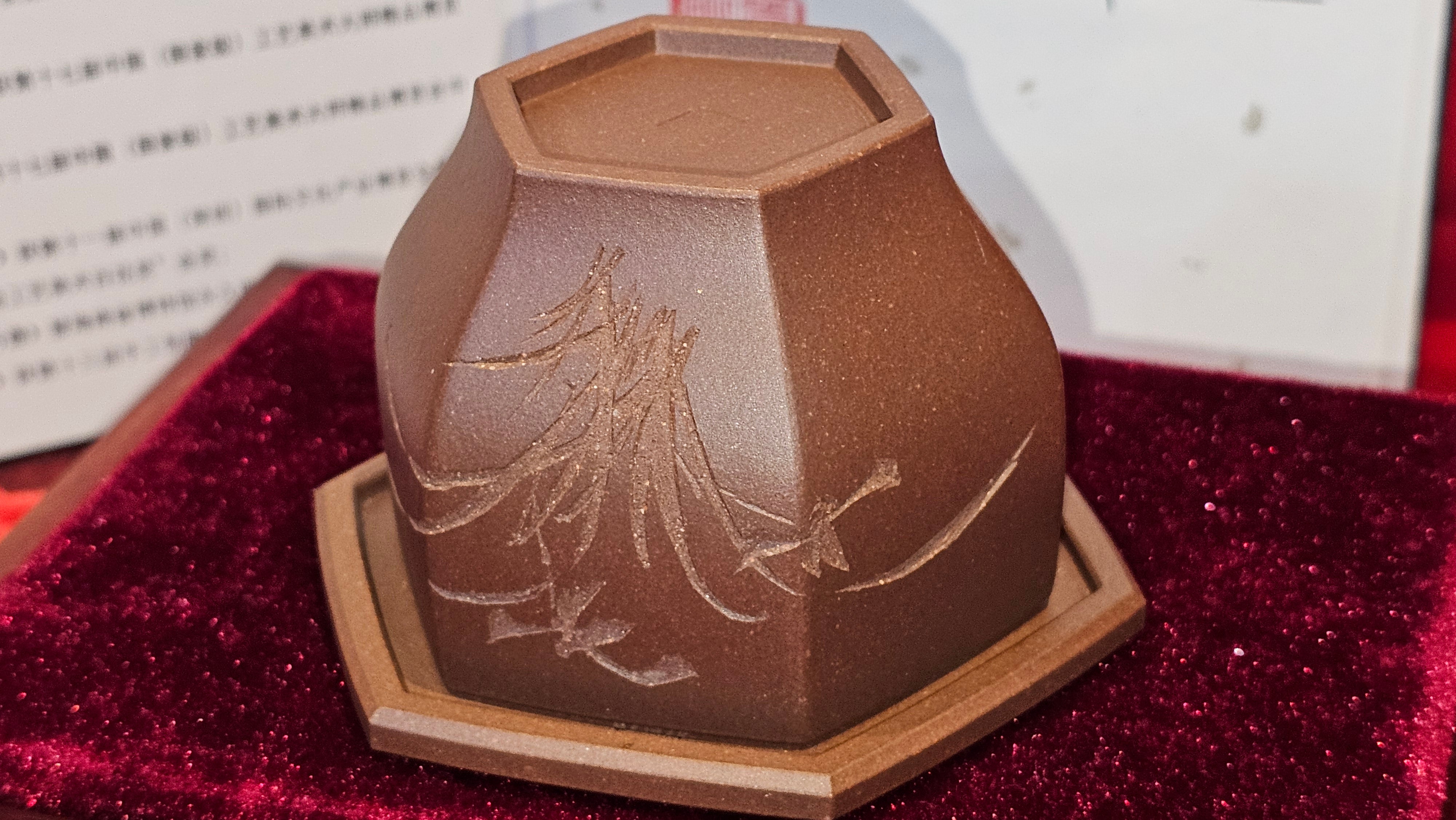 《凌雅六方》~ 六件套组 "Ling Ya Liu Si Fang", WORLD DEBUT! SET of Six (Pitcher, Matching Twin Cups & Twin Trays), Di Cao Qing, by L2A Senior Consummate Artist Yuan Hui! Orchid Engraving by Jin Li ~ Congratulations!to Mr L.C.! 2158hrs 28th Nov 2025, Taylors! SC!