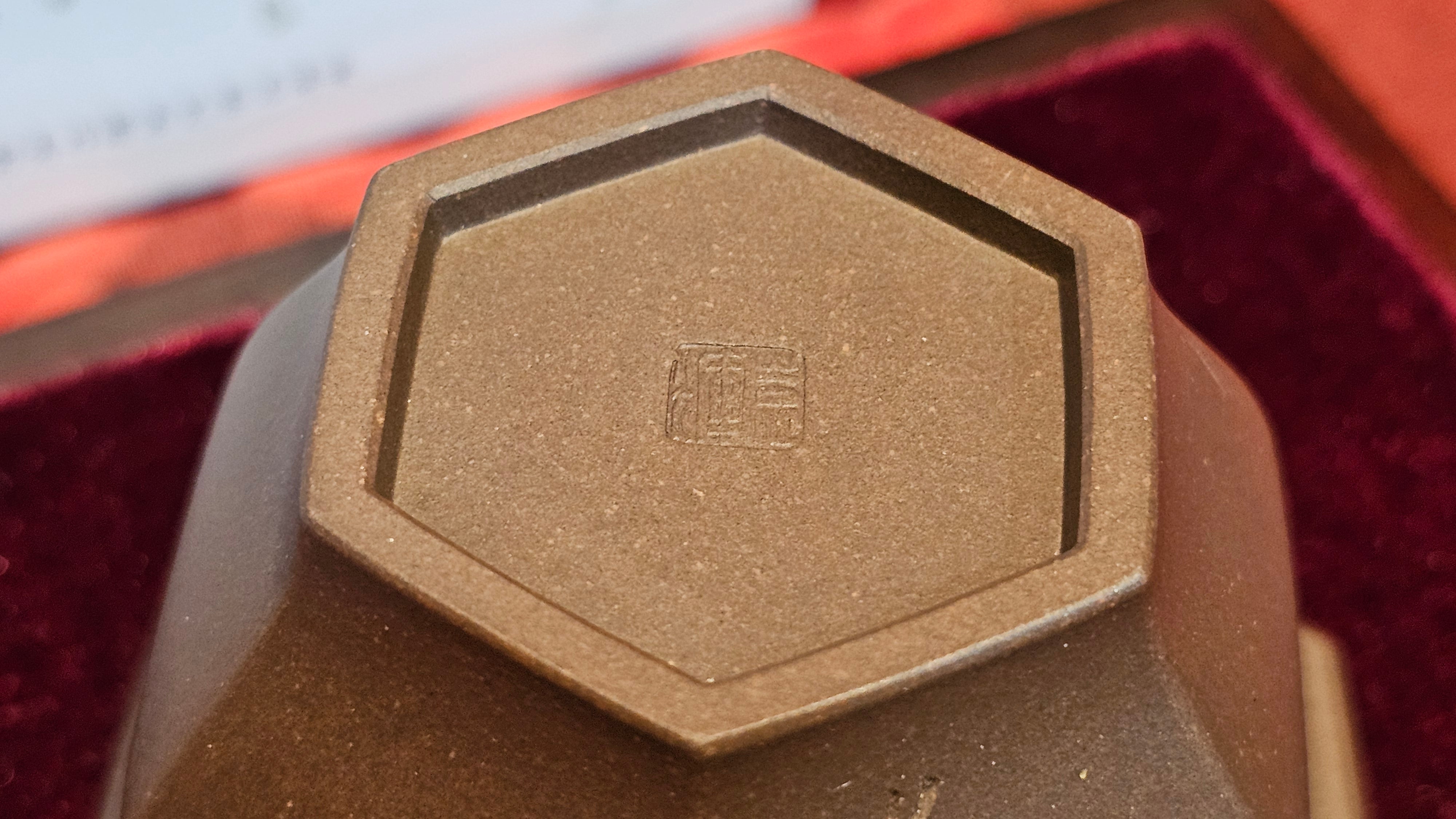 《凌雅六方》~ 六件套组 "Ling Ya Liu Si Fang", WORLD DEBUT! SET of Six (Pitcher, Matching Twin Cups & Twin Trays), Di Cao Qing, by L2A Senior Consummate Artist Yuan Hui! Orchid Engraving by Jin Li ~ Congratulations!to Mr L.C.! 2158hrs 28th Nov 2025, Taylors! SC!