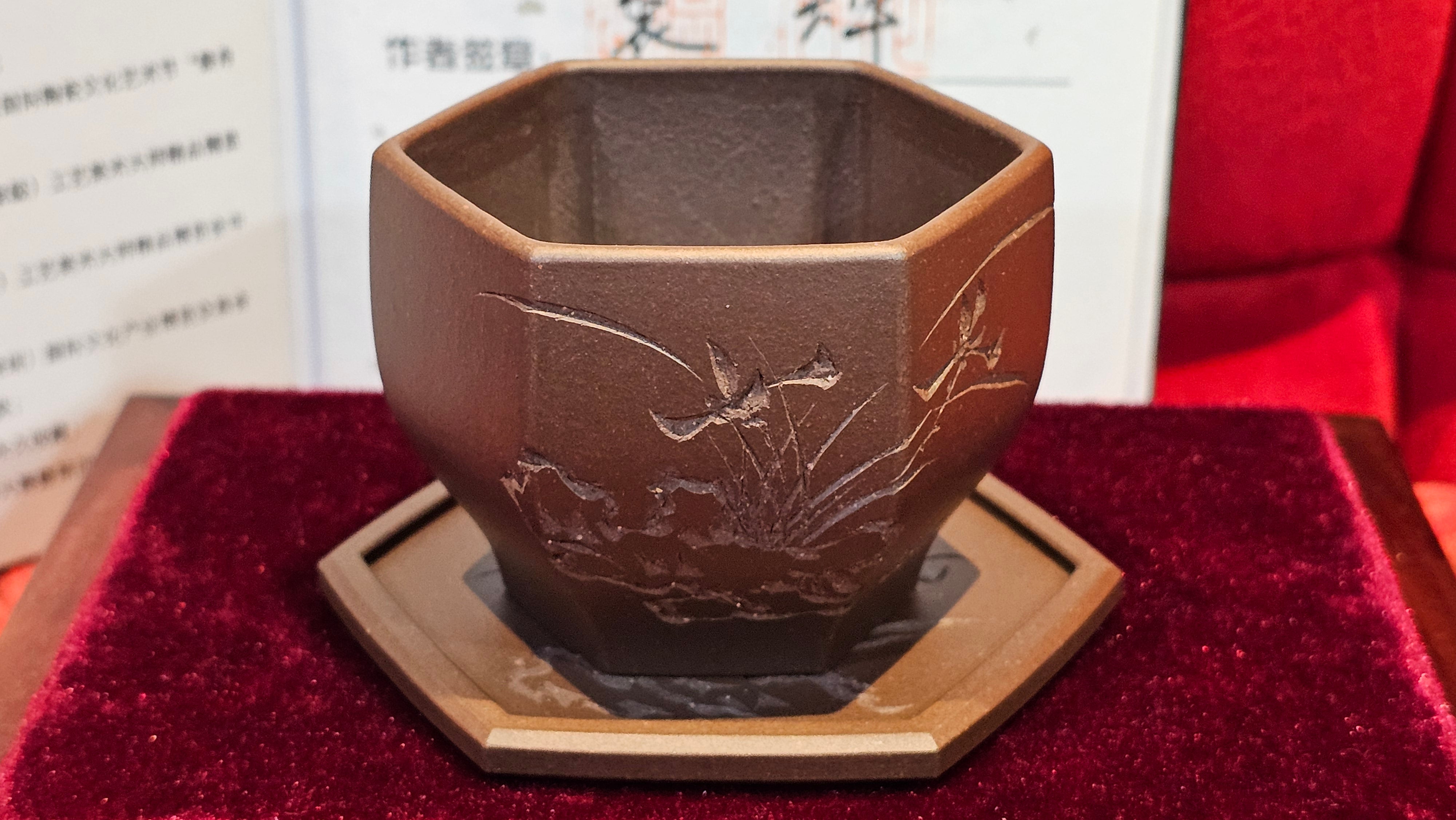 《凌雅六方》~ 六件套组 "Ling Ya Liu Si Fang", WORLD DEBUT! SET of Six (Pitcher, Matching Twin Cups & Twin Trays), Di Cao Qing, by L2A Senior Consummate Artist Yuan Hui! Orchid Engraving by Jin Li ~ Congratulations!to Mr L.C.! 2158hrs 28th Nov 2025, Taylors! SC!