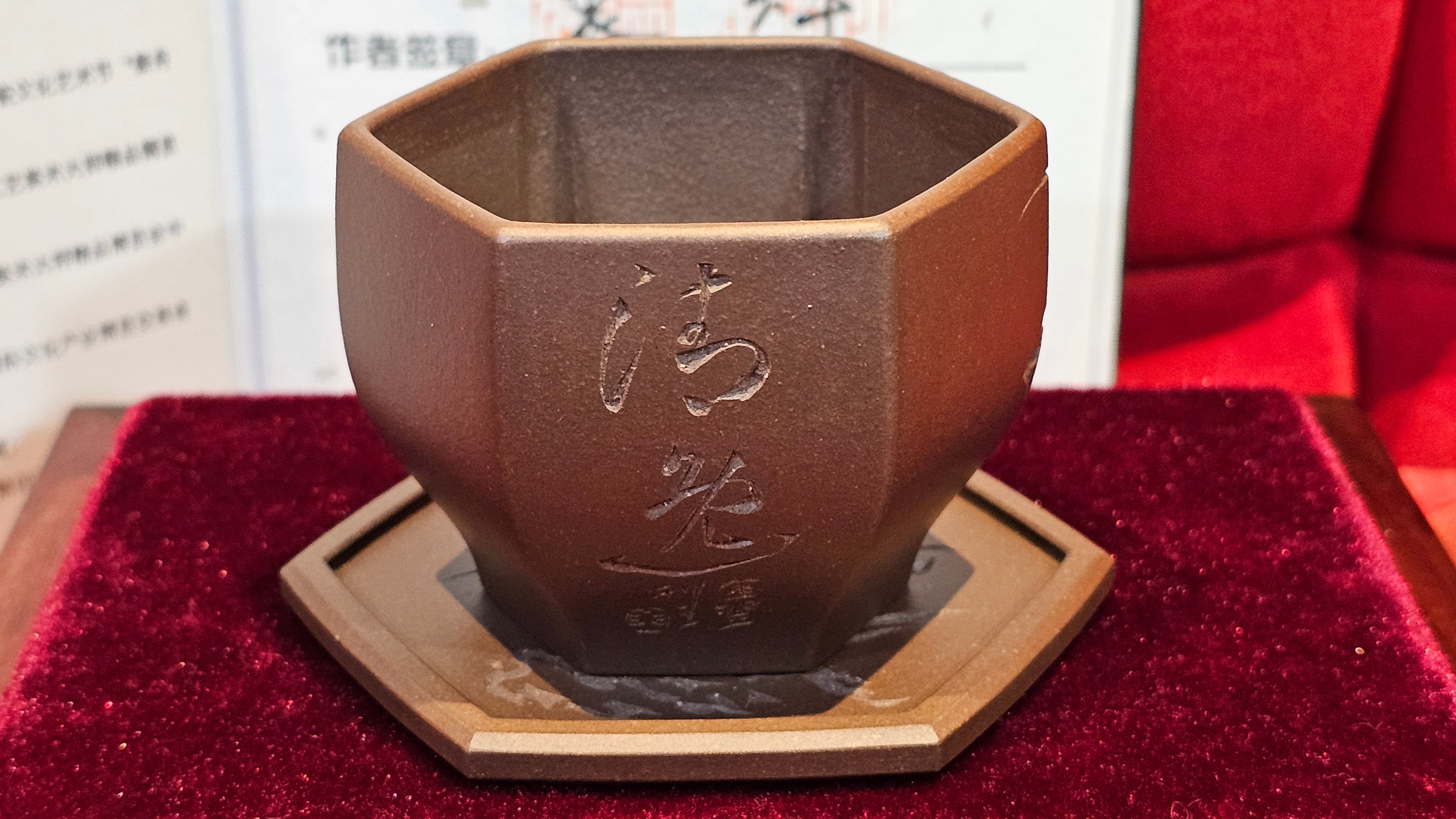 《凌雅六方》~ 六件套组 "Ling Ya Liu Si Fang", WORLD DEBUT! SET of Six (Pitcher, Matching Twin Cups & Twin Trays), Di Cao Qing, by L2A Senior Consummate Artist Yuan Hui! Orchid Engraving by Jin Li ~ Congratulations!to Mr L.C.! 2158hrs 28th Nov 2025, Taylors! SC!