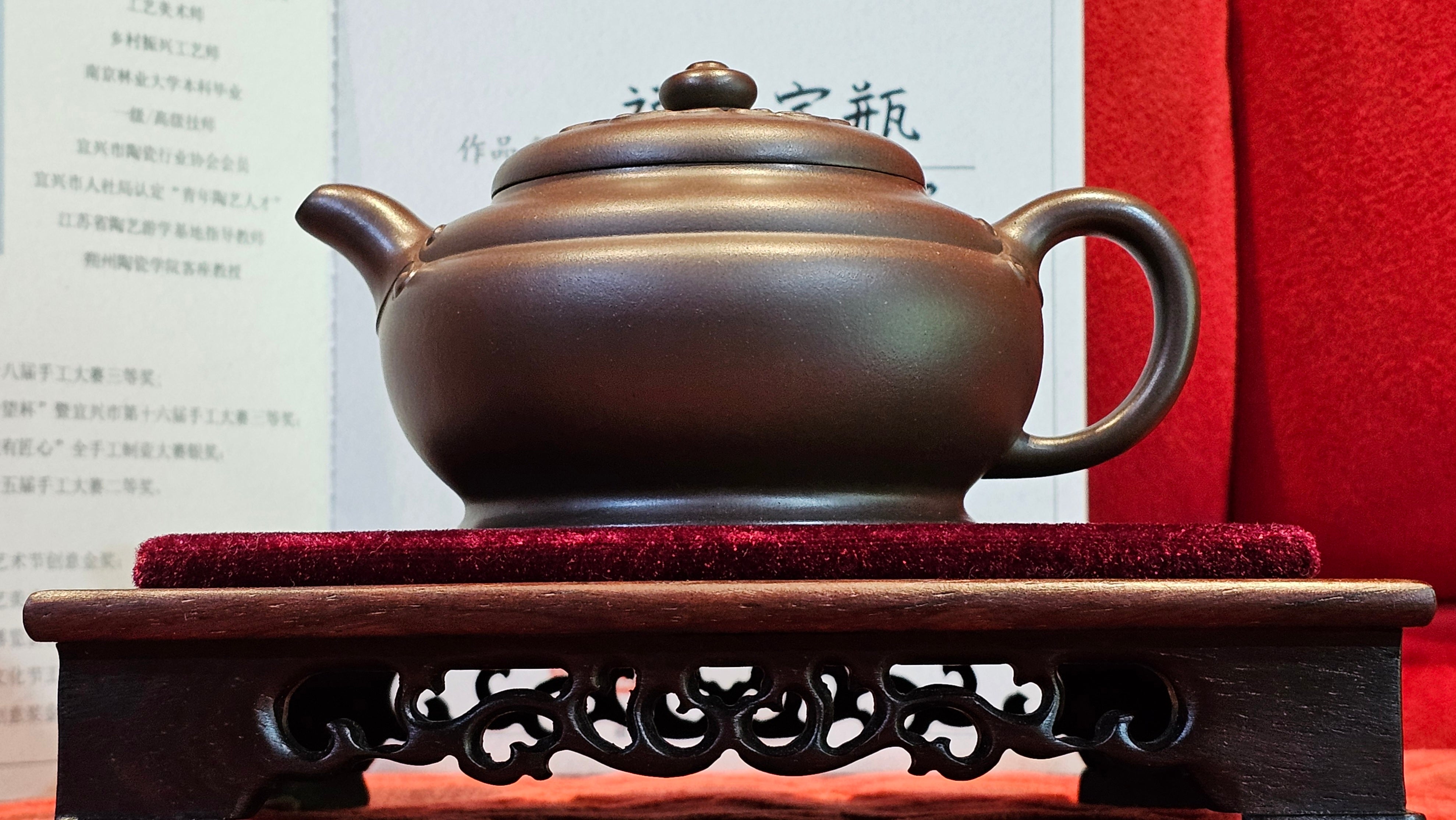 《禅莲宝瓶》"Chan Lian Bao Ping", 215.9ml, High Fired ~ Gao Wen Zi Ni, Ornate Ru Yi Motif Clay Sculpting! with Gold Appliqué! ~ Brand New Design & Crafted by L3A Consummate Master Artist Li Yan Ru ~ Congrats to Mr J.G.! 1235hrs 29th Nov, New Orleans! LA!