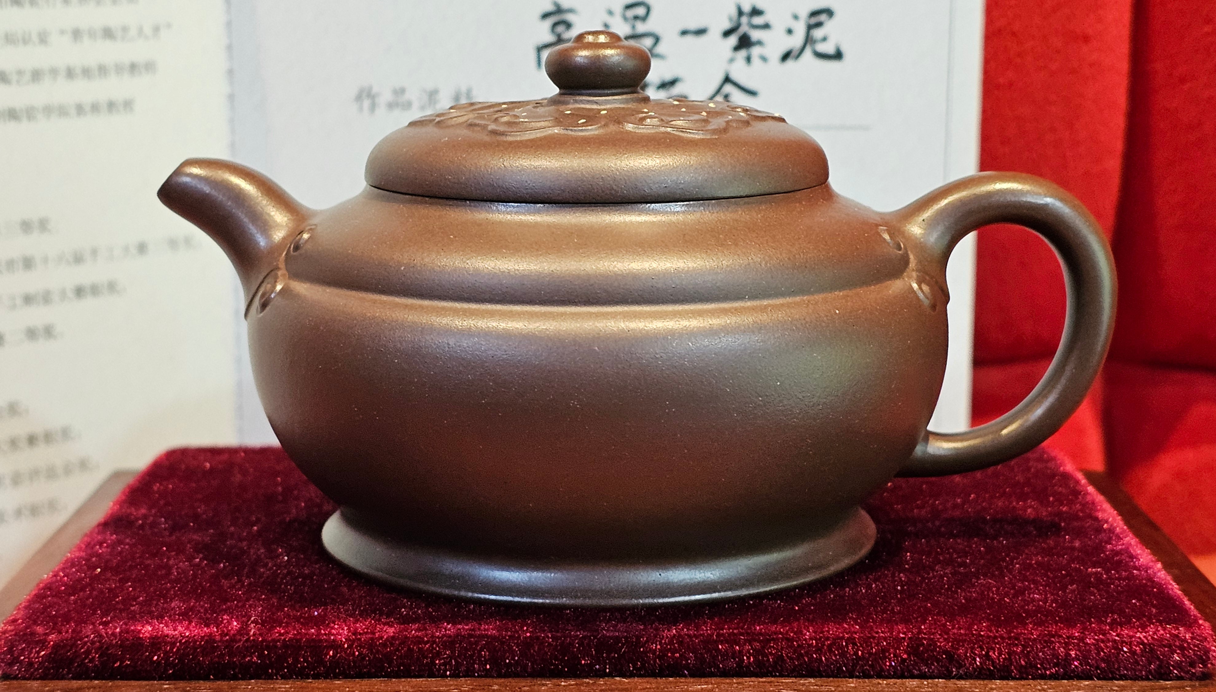 《禅莲宝瓶》"Chan Lian Bao Ping", 215.9ml, High Fired ~ Gao Wen Zi Ni, Ornate Ru Yi Motif Clay Sculpting! with Gold Appliqué! ~ Brand New Design & Crafted by L3A Consummate Master Artist Li Yan Ru ~ Congrats to Mr J.G.! 1235hrs 29th Nov, New Orleans! LA!