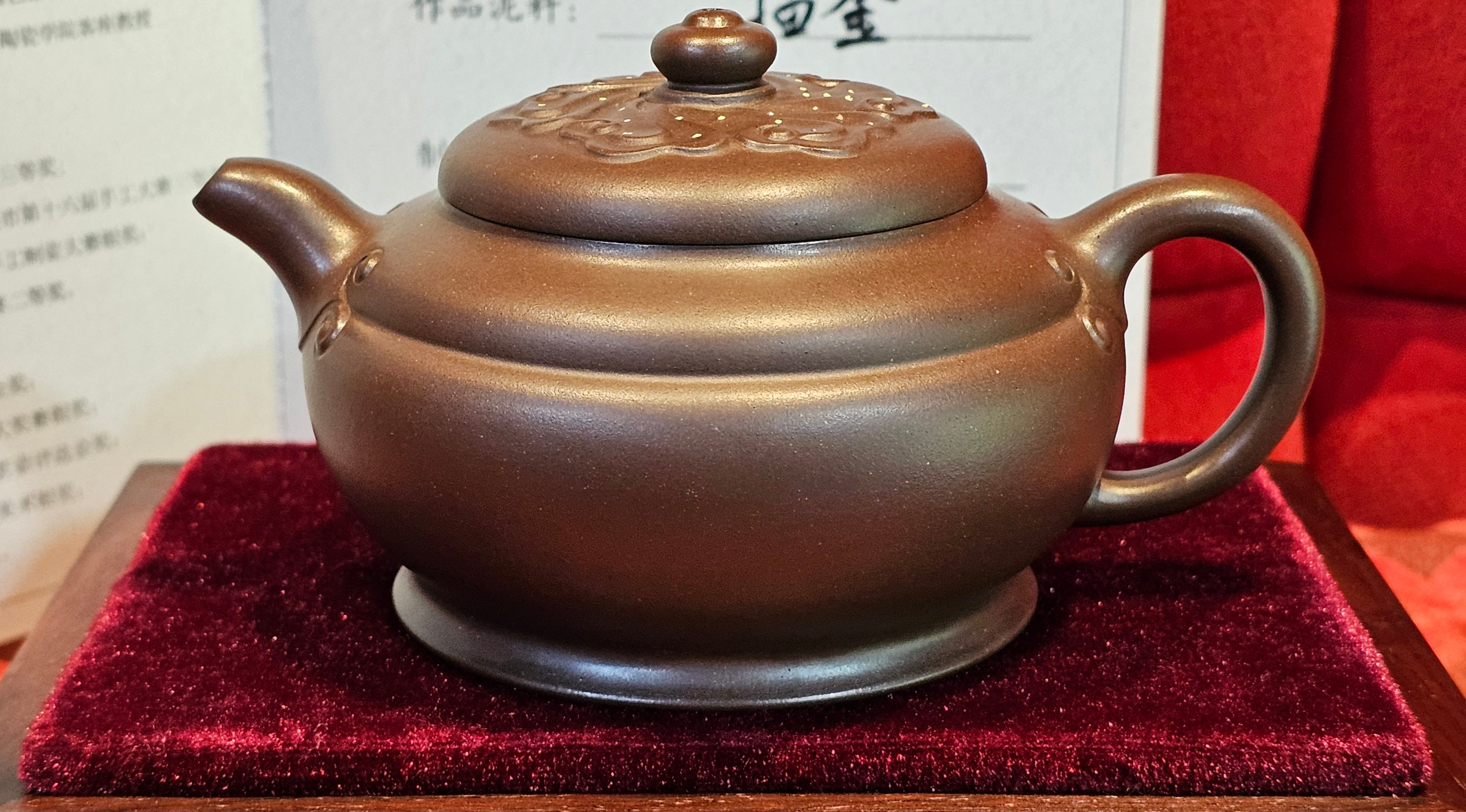 《禅莲宝瓶》"Chan Lian Bao Ping", 215.9ml, High Fired ~ Gao Wen Zi Ni, Ornate Ru Yi Motif Clay Sculpting! with Gold Appliqué! ~ Brand New Design & Crafted by L3A Consummate Master Artist Li Yan Ru ~ Congrats to Mr J.G.! 1235hrs 29th Nov, New Orleans! LA!