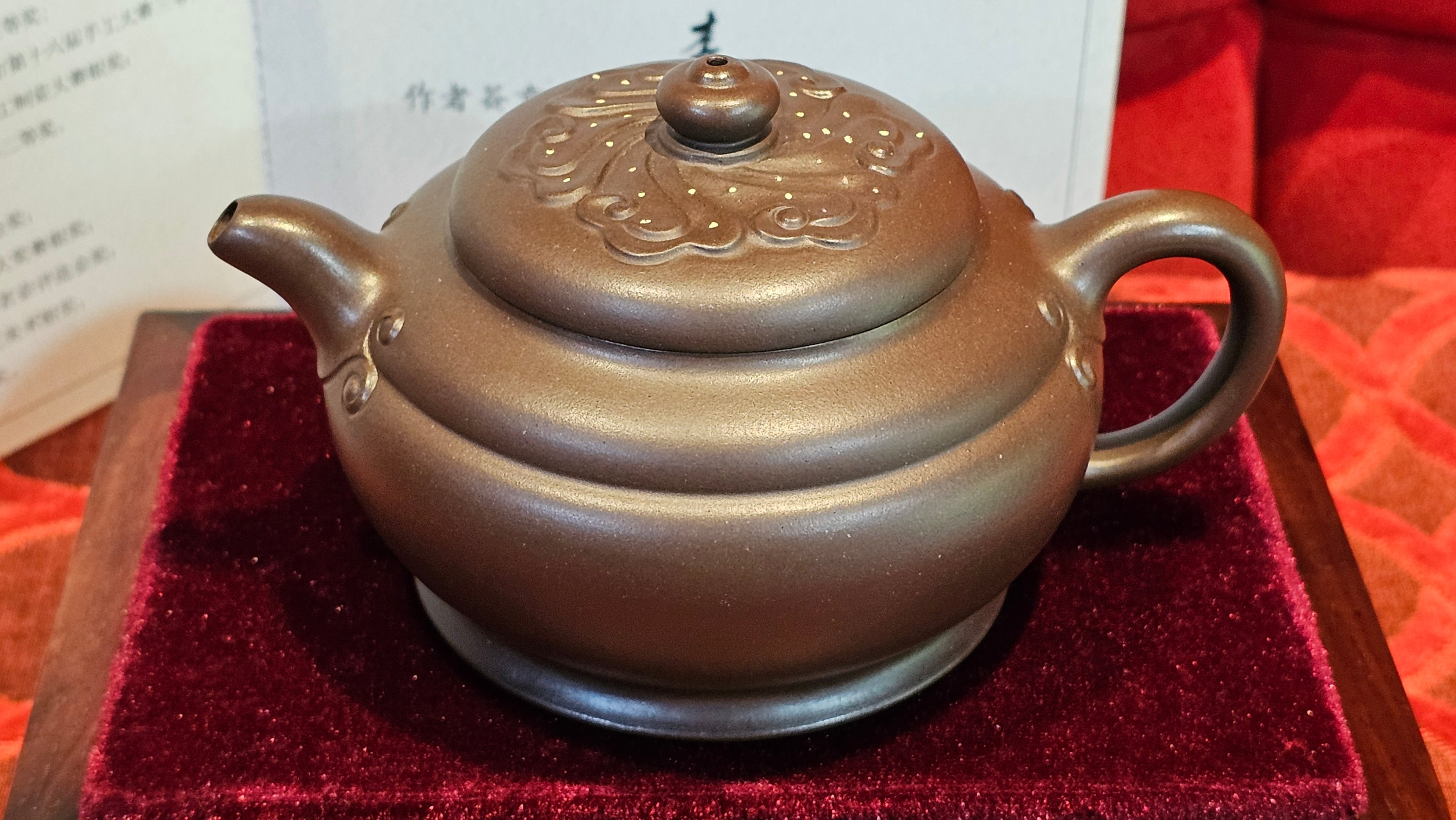 《禅莲宝瓶》"Chan Lian Bao Ping", 215.9ml, High Fired ~ Gao Wen Zi Ni, Ornate Ru Yi Motif Clay Sculpting! with Gold Appliqué! ~ Brand New Design & Crafted by L3A Consummate Master Artist Li Yan Ru ~ Congrats to Mr J.G.! 1235hrs 29th Nov, New Orleans! LA!