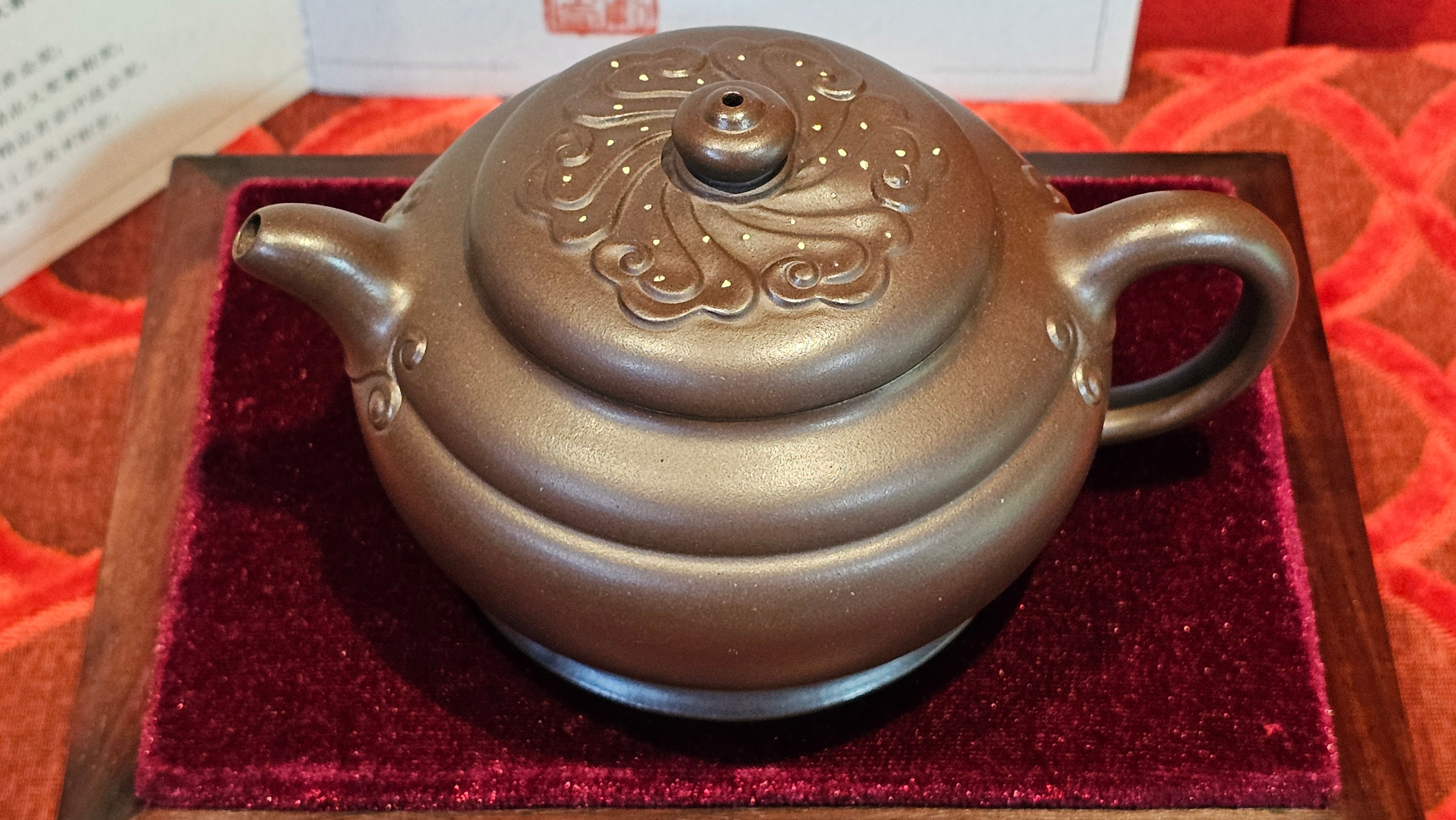 《禅莲宝瓶》"Chan Lian Bao Ping", 215.9ml, High Fired ~ Gao Wen Zi Ni, Ornate Ru Yi Motif Clay Sculpting! with Gold Appliqué! ~ Brand New Design & Crafted by L3A Consummate Master Artist Li Yan Ru ~ Congrats to Mr J.G.! 1235hrs 29th Nov, New Orleans! LA!