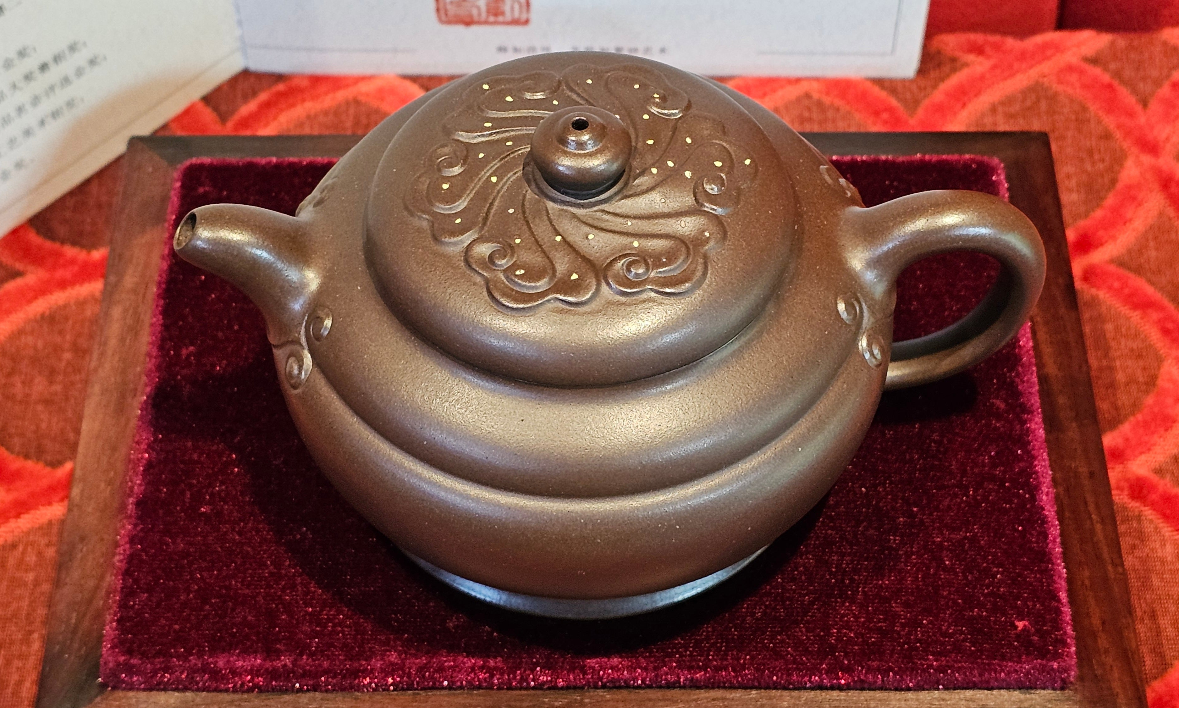 《禅莲宝瓶》"Chan Lian Bao Ping", 215.9ml, High Fired ~ Gao Wen Zi Ni, Ornate Ru Yi Motif Clay Sculpting! with Gold Appliqué! ~ Brand New Design & Crafted by L3A Consummate Master Artist Li Yan Ru ~ Congrats to Mr J.G.! 1235hrs 29th Nov, New Orleans! LA!