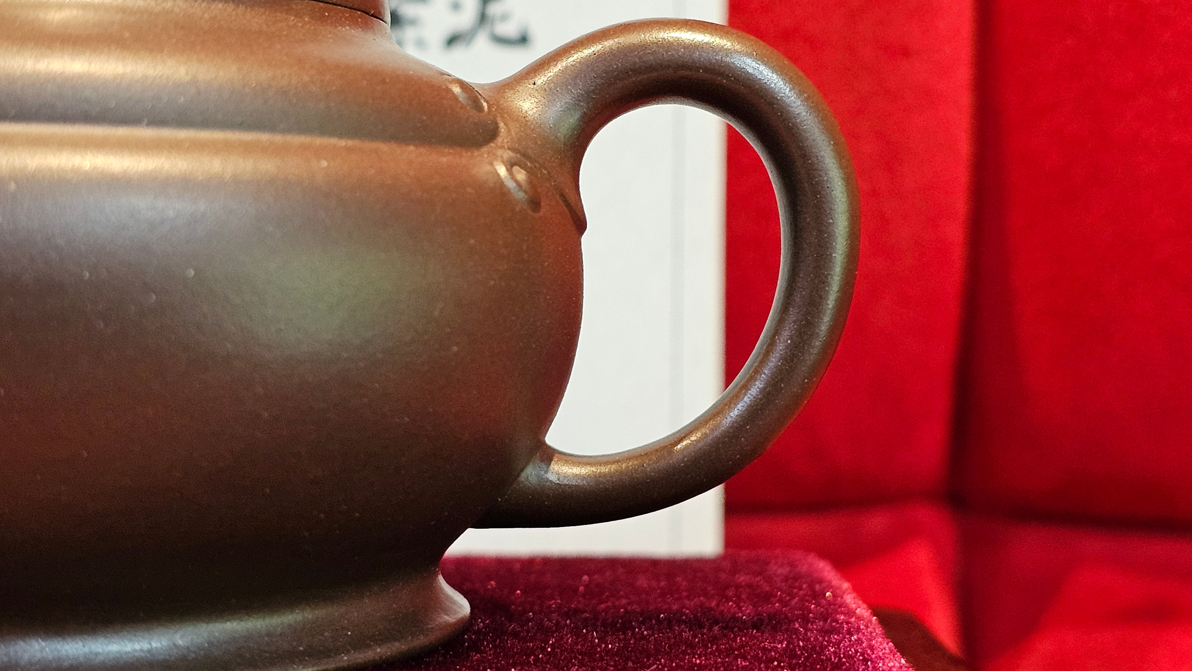 《禅莲宝瓶》"Chan Lian Bao Ping", 215.9ml, High Fired ~ Gao Wen Zi Ni, Ornate Ru Yi Motif Clay Sculpting! with Gold Appliqué! ~ Brand New Design & Crafted by L3A Consummate Master Artist Li Yan Ru ~ Congrats to Mr J.G.! 1235hrs 29th Nov, New Orleans! LA!