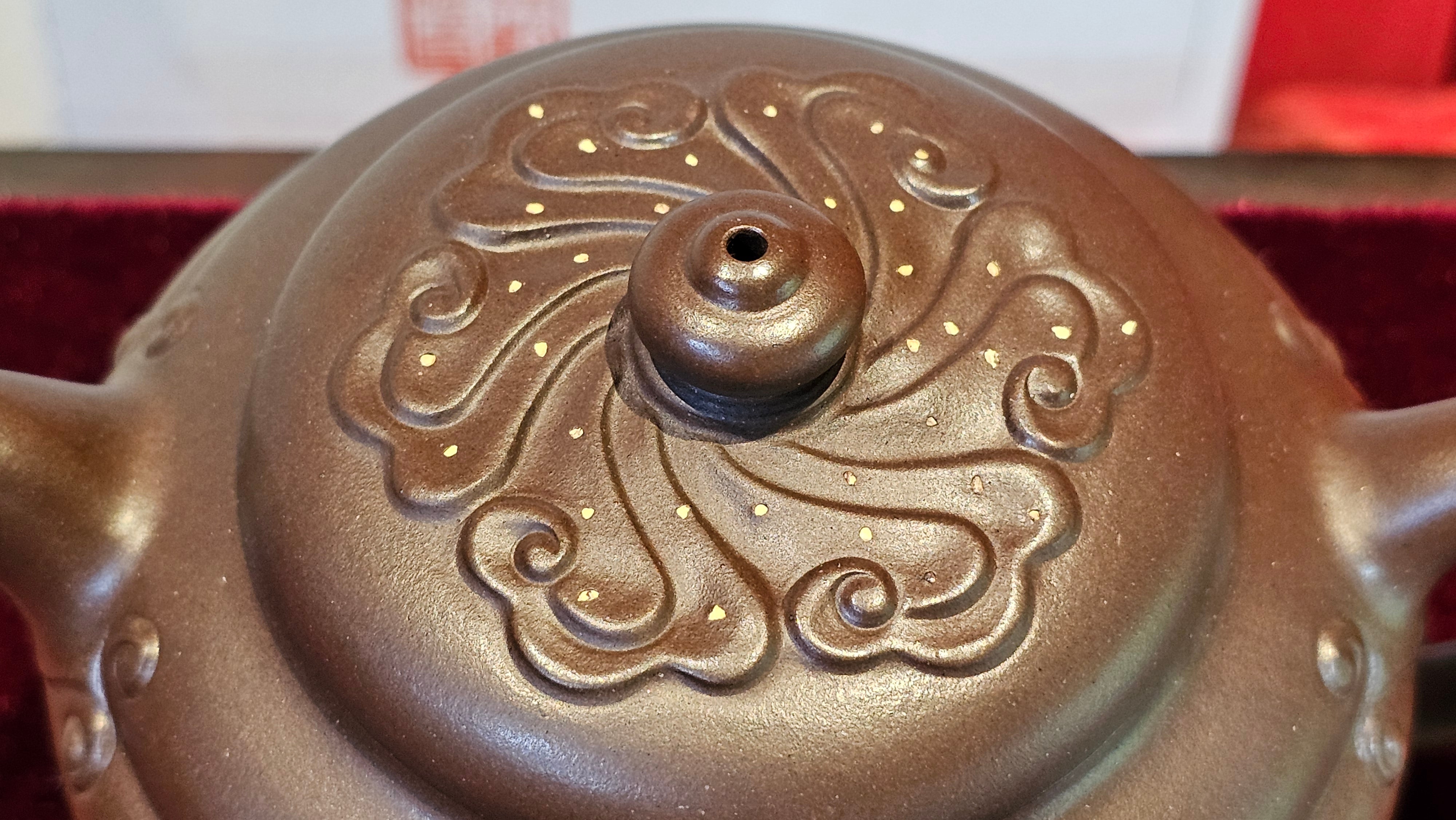 《禅莲宝瓶》"Chan Lian Bao Ping", 215.9ml, High Fired ~ Gao Wen Zi Ni, Ornate Ru Yi Motif Clay Sculpting! with Gold Appliqué! ~ Brand New Design & Crafted by L3A Consummate Master Artist Li Yan Ru ~ Congrats to Mr J.G.! 1235hrs 29th Nov, New Orleans! LA!