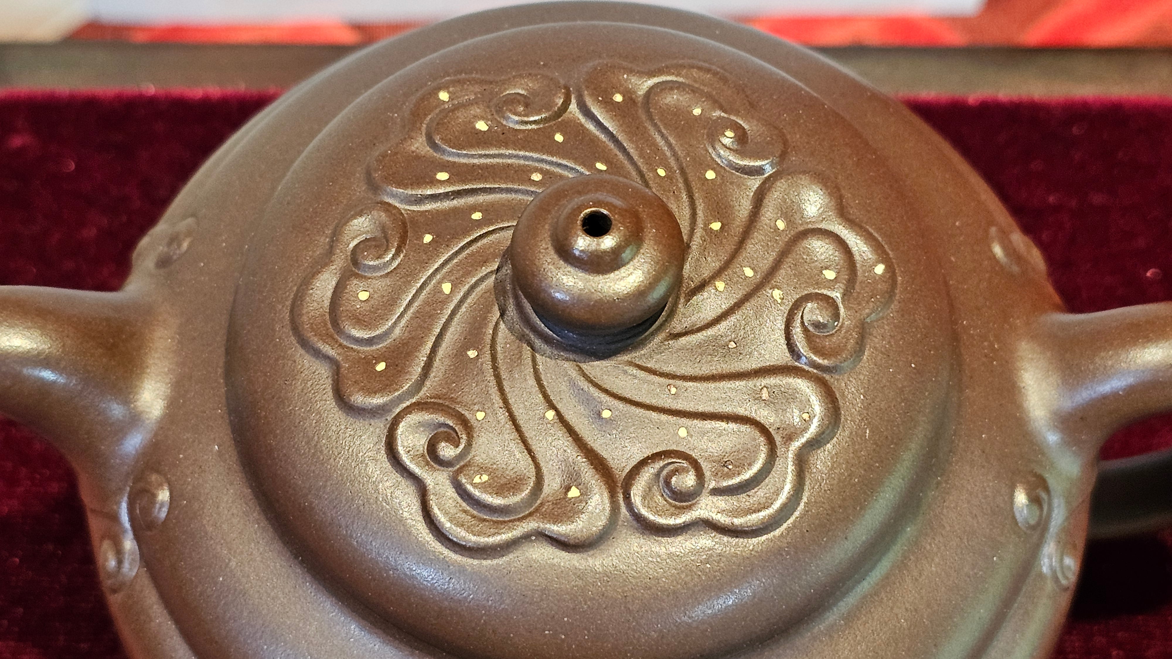 《禅莲宝瓶》"Chan Lian Bao Ping", 215.9ml, High Fired ~ Gao Wen Zi Ni, Ornate Ru Yi Motif Clay Sculpting! with Gold Appliqué! ~ Brand New Design & Crafted by L3A Consummate Master Artist Li Yan Ru ~ Congrats to Mr J.G.! 1235hrs 29th Nov, New Orleans! LA!