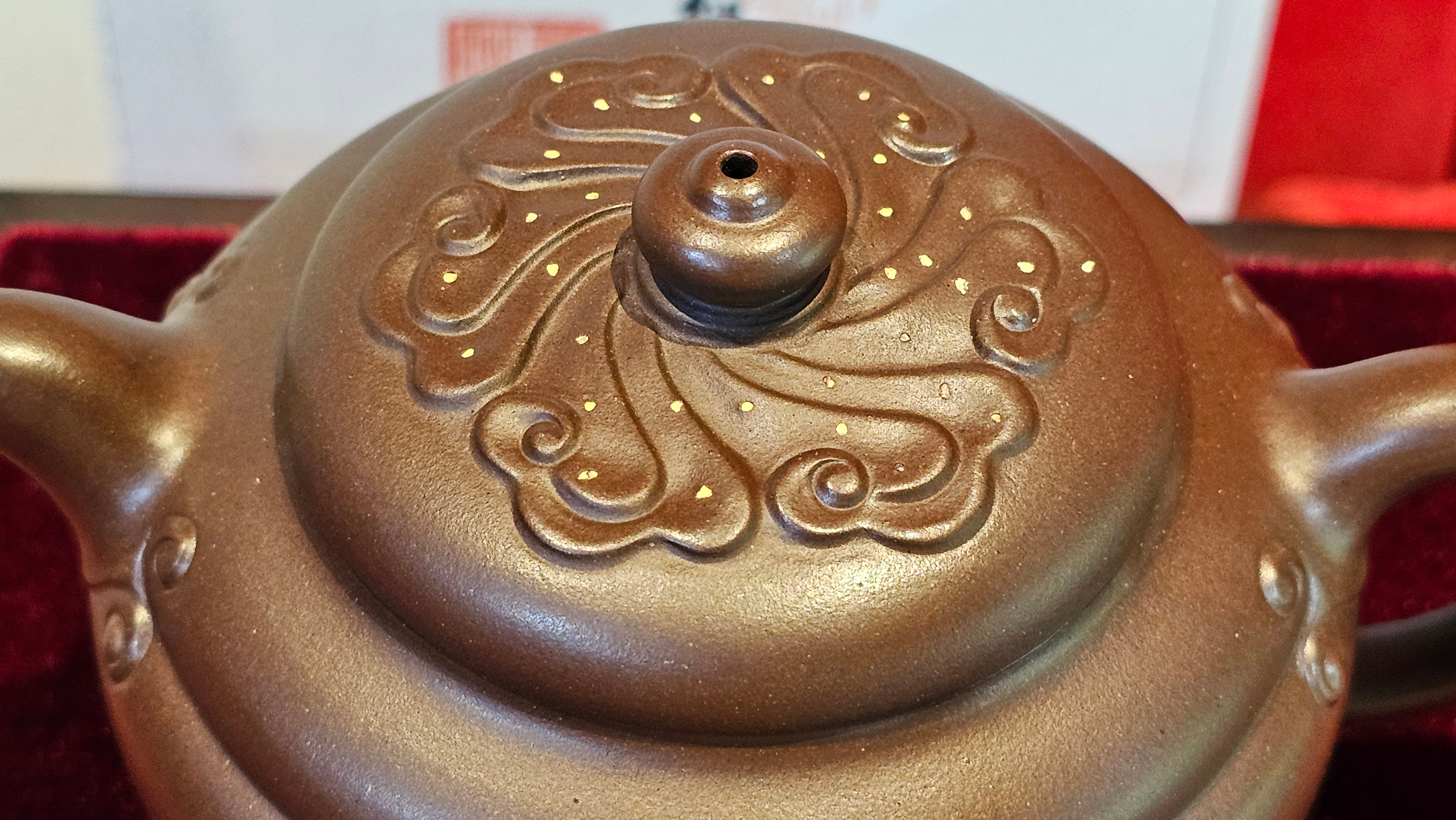 《禅莲宝瓶》"Chan Lian Bao Ping", 215.9ml, High Fired ~ Gao Wen Zi Ni, Ornate Ru Yi Motif Clay Sculpting! with Gold Appliqué! ~ Brand New Design & Crafted by L3A Consummate Master Artist Li Yan Ru ~ Congrats to Mr J.G.! 1235hrs 29th Nov, New Orleans! LA!