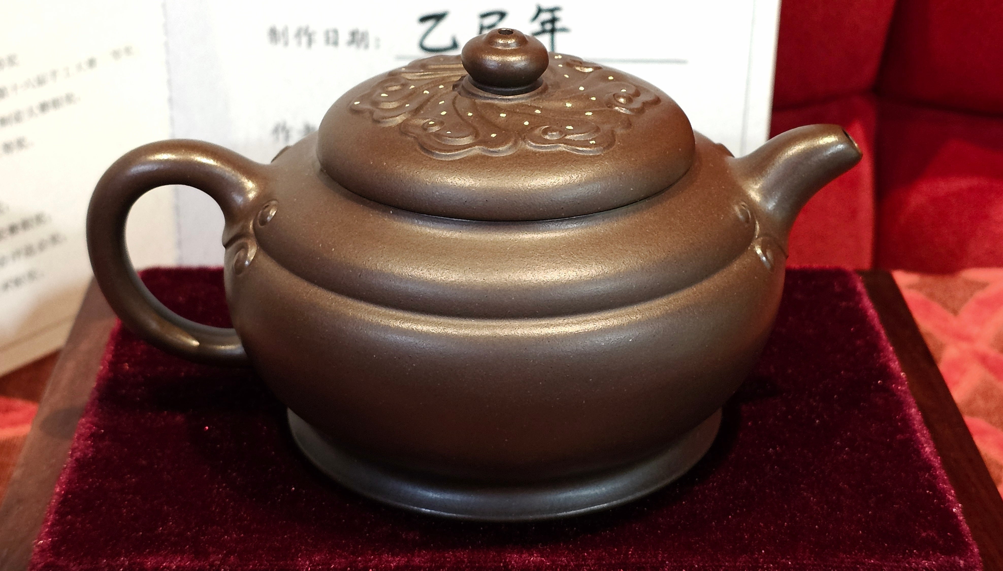 《禅莲宝瓶》"Chan Lian Bao Ping", 215.9ml, High Fired ~ Gao Wen Zi Ni, Ornate Ru Yi Motif Clay Sculpting! with Gold Appliqué! ~ Brand New Design & Crafted by L3A Consummate Master Artist Li Yan Ru ~ Congrats to Mr J.G.! 1235hrs 29th Nov, New Orleans! LA!