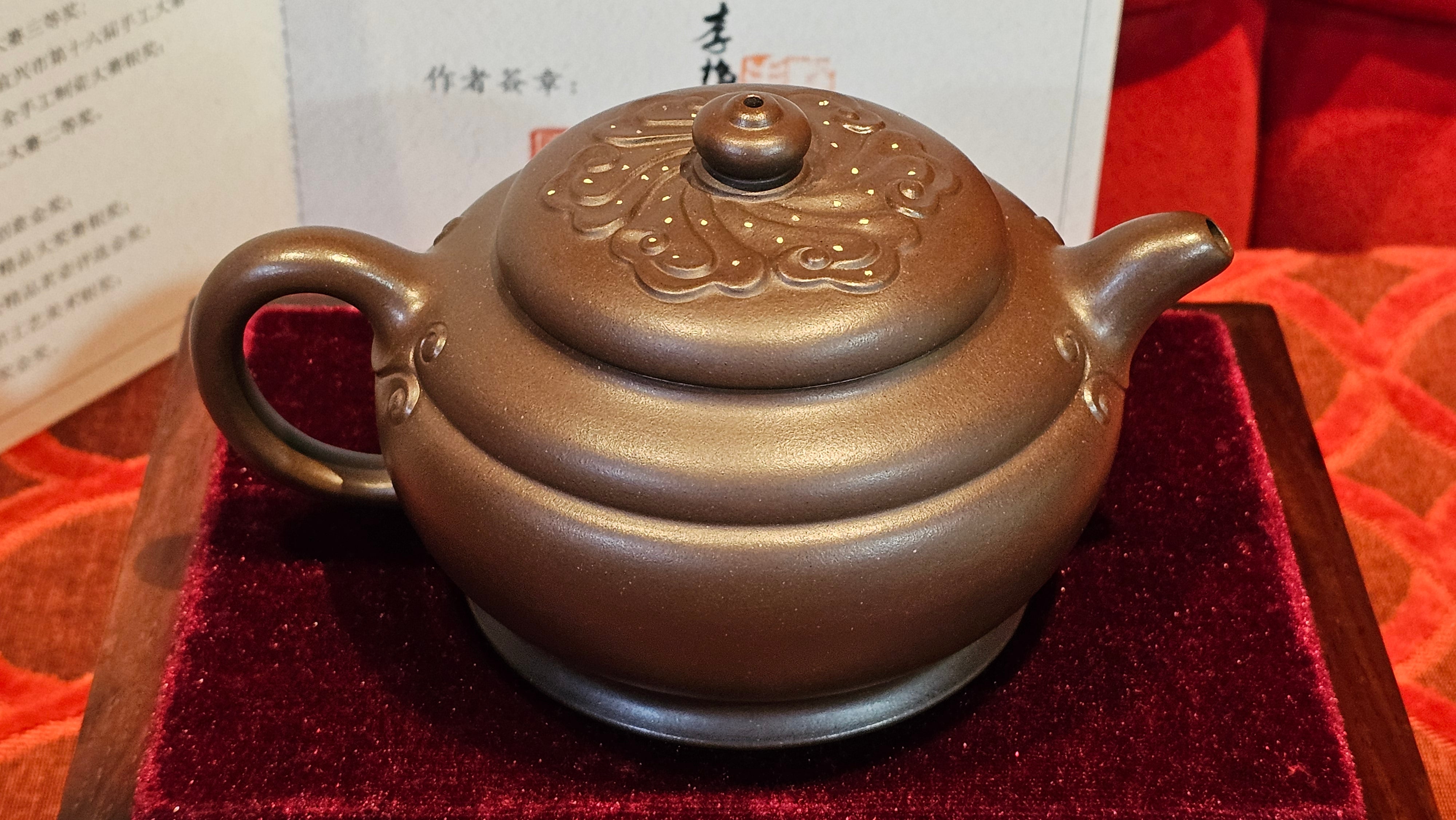 《禅莲宝瓶》"Chan Lian Bao Ping", 215.9ml, High Fired ~ Gao Wen Zi Ni, Ornate Ru Yi Motif Clay Sculpting! with Gold Appliqué! ~ Brand New Design & Crafted by L3A Consummate Master Artist Li Yan Ru ~ Congrats to Mr J.G.! 1235hrs 29th Nov, New Orleans! LA!