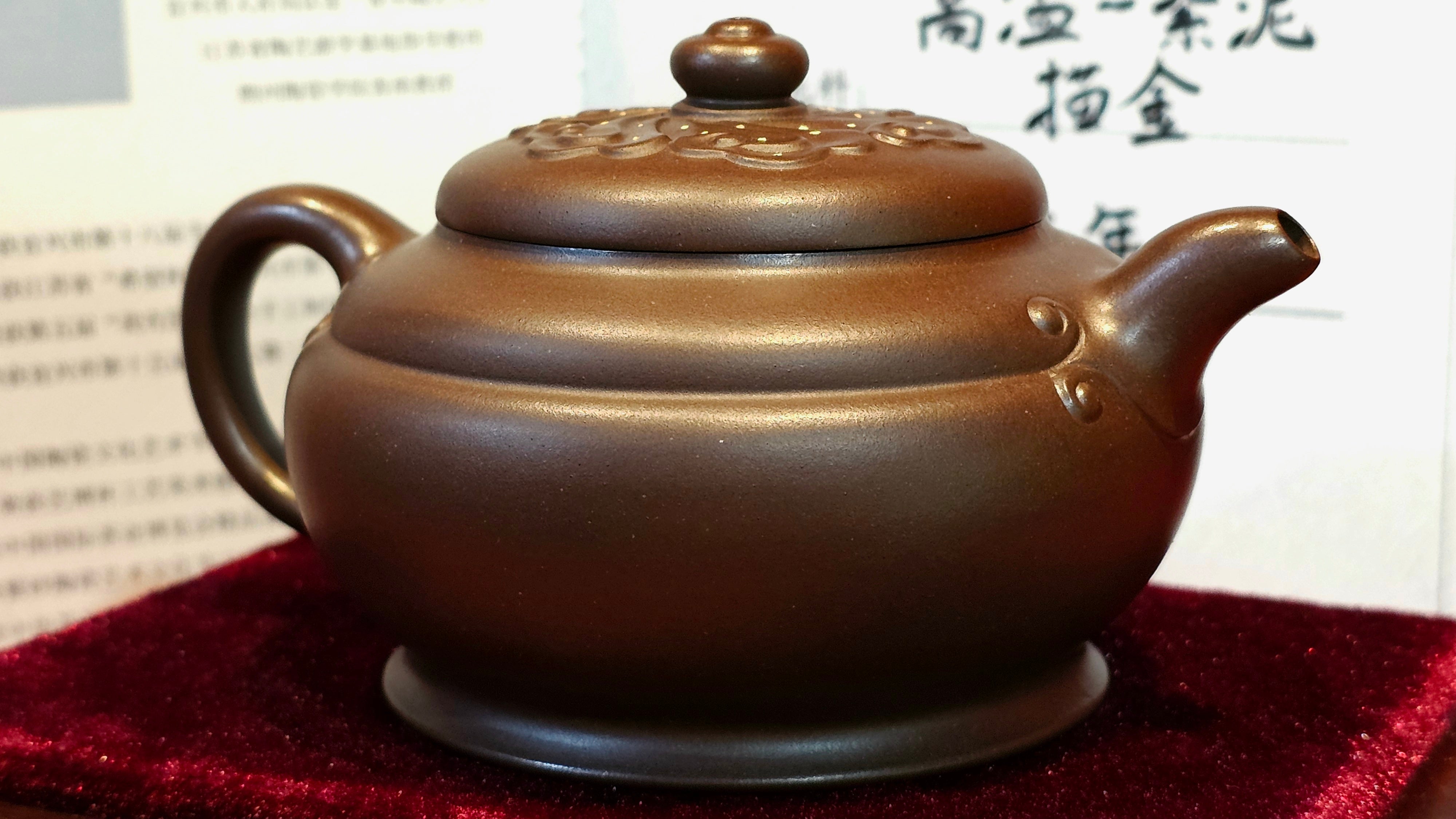 《禅莲宝瓶》"Chan Lian Bao Ping", 215.9ml, High Fired ~ Gao Wen Zi Ni, Ornate Ru Yi Motif Clay Sculpting! with Gold Appliqué! ~ Brand New Design & Crafted by L3A Consummate Master Artist Li Yan Ru ~ Congrats to Mr J.G.! 1235hrs 29th Nov, New Orleans! LA!