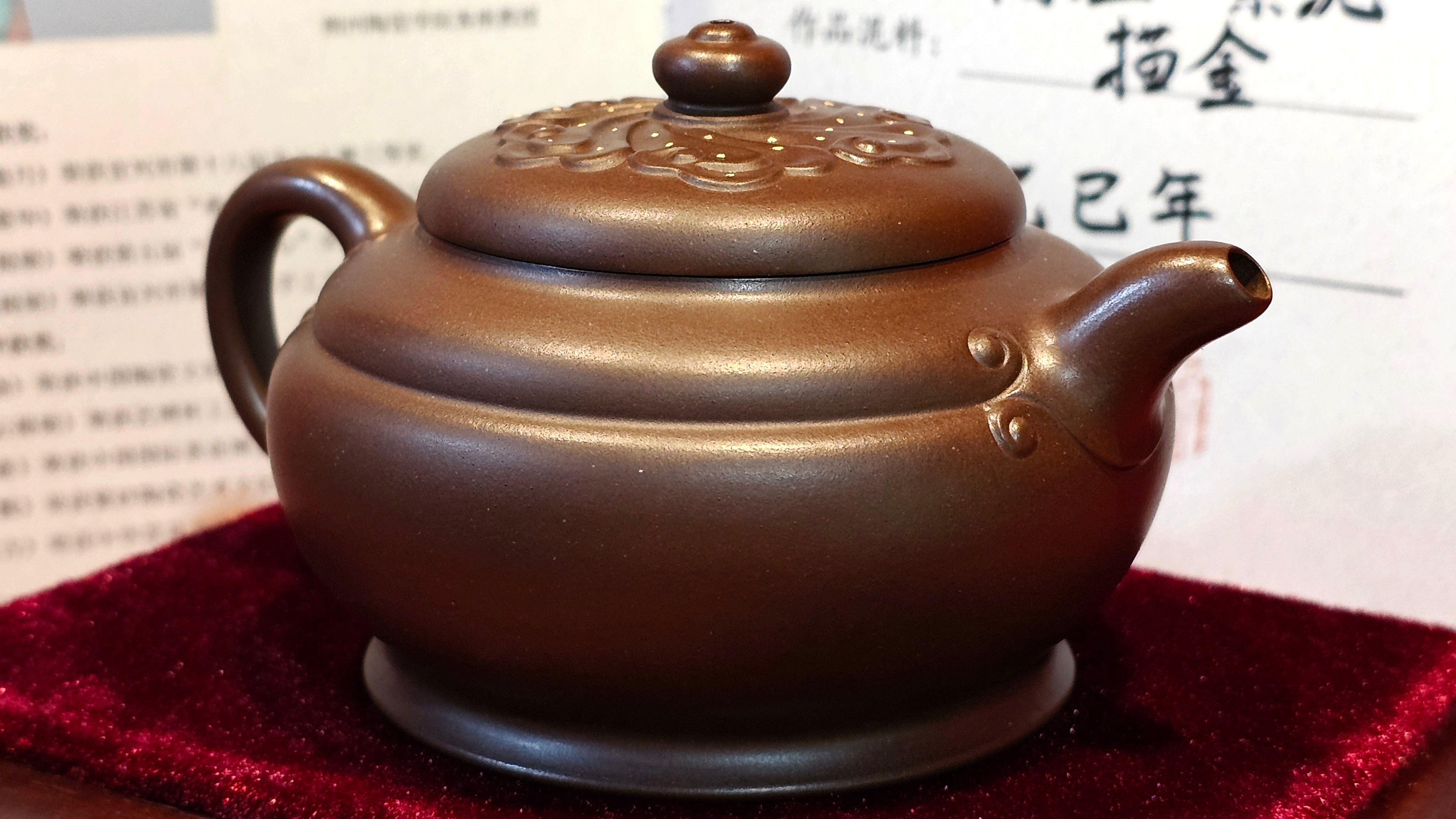 《禅莲宝瓶》"Chan Lian Bao Ping", 215.9ml, High Fired ~ Gao Wen Zi Ni, Ornate Ru Yi Motif Clay Sculpting! with Gold Appliqué! ~ Brand New Design & Crafted by L3A Consummate Master Artist Li Yan Ru ~ Congrats to Mr J.G.! 1235hrs 29th Nov, New Orleans! LA!