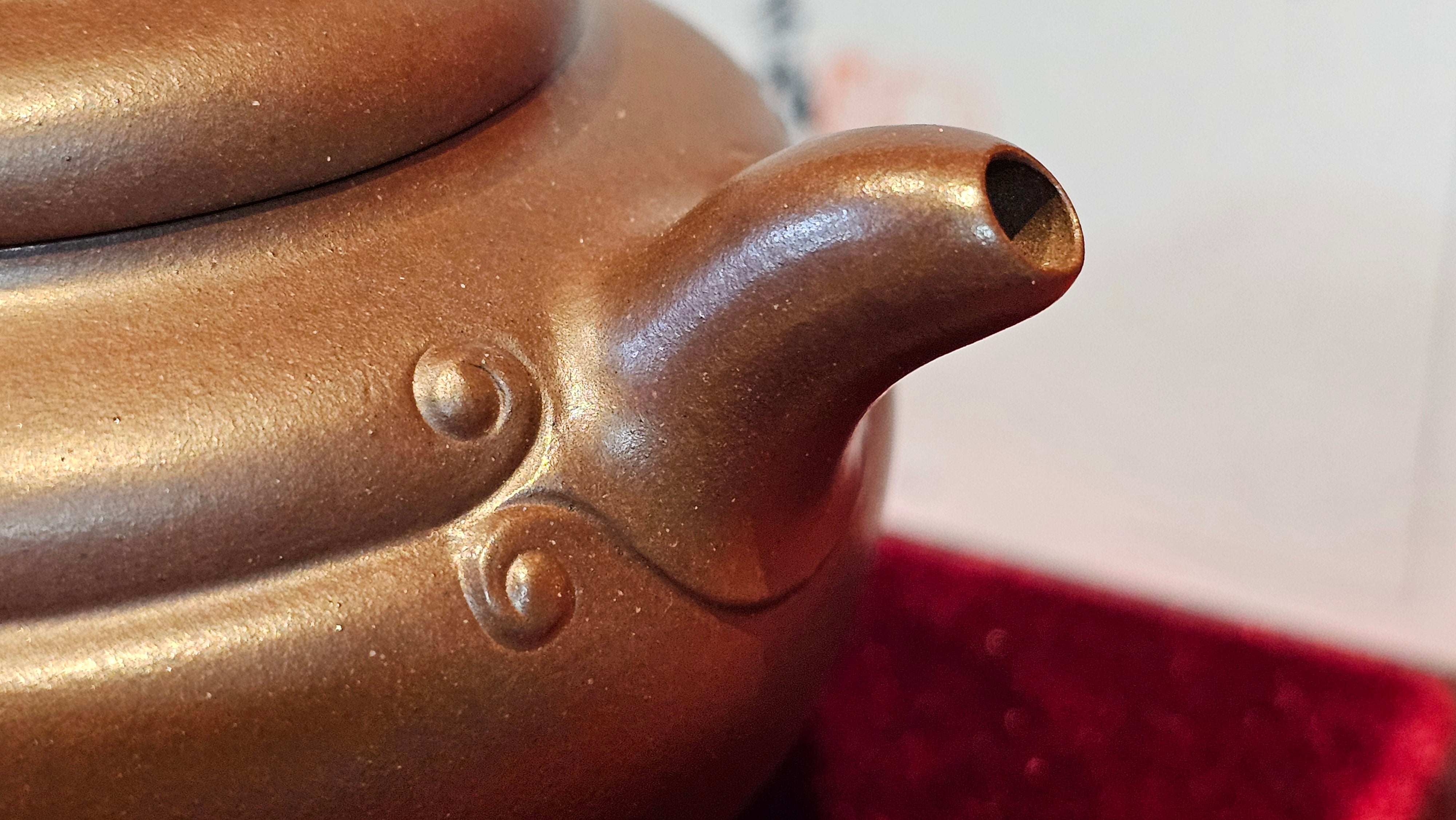 《禅莲宝瓶》"Chan Lian Bao Ping", 215.9ml, High Fired ~ Gao Wen Zi Ni, Ornate Ru Yi Motif Clay Sculpting! with Gold Appliqué! ~ Brand New Design & Crafted by L3A Consummate Master Artist Li Yan Ru ~ Congrats to Mr J.G.! 1235hrs 29th Nov, New Orleans! LA!