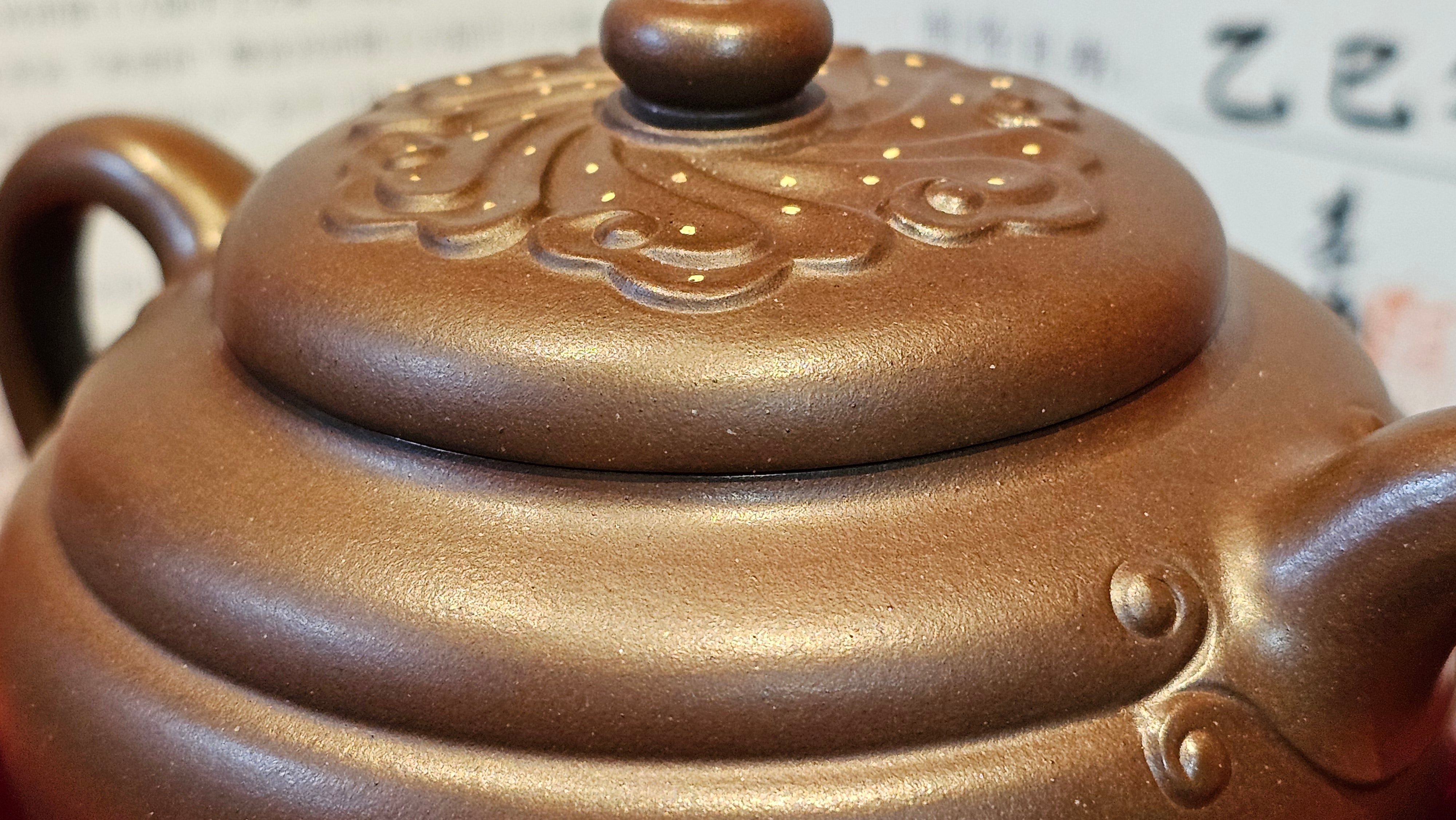 《禅莲宝瓶》"Chan Lian Bao Ping", 215.9ml, High Fired ~ Gao Wen Zi Ni, Ornate Ru Yi Motif Clay Sculpting! with Gold Appliqué! ~ Brand New Design & Crafted by L3A Consummate Master Artist Li Yan Ru ~ Congrats to Mr J.G.! 1235hrs 29th Nov, New Orleans! LA!