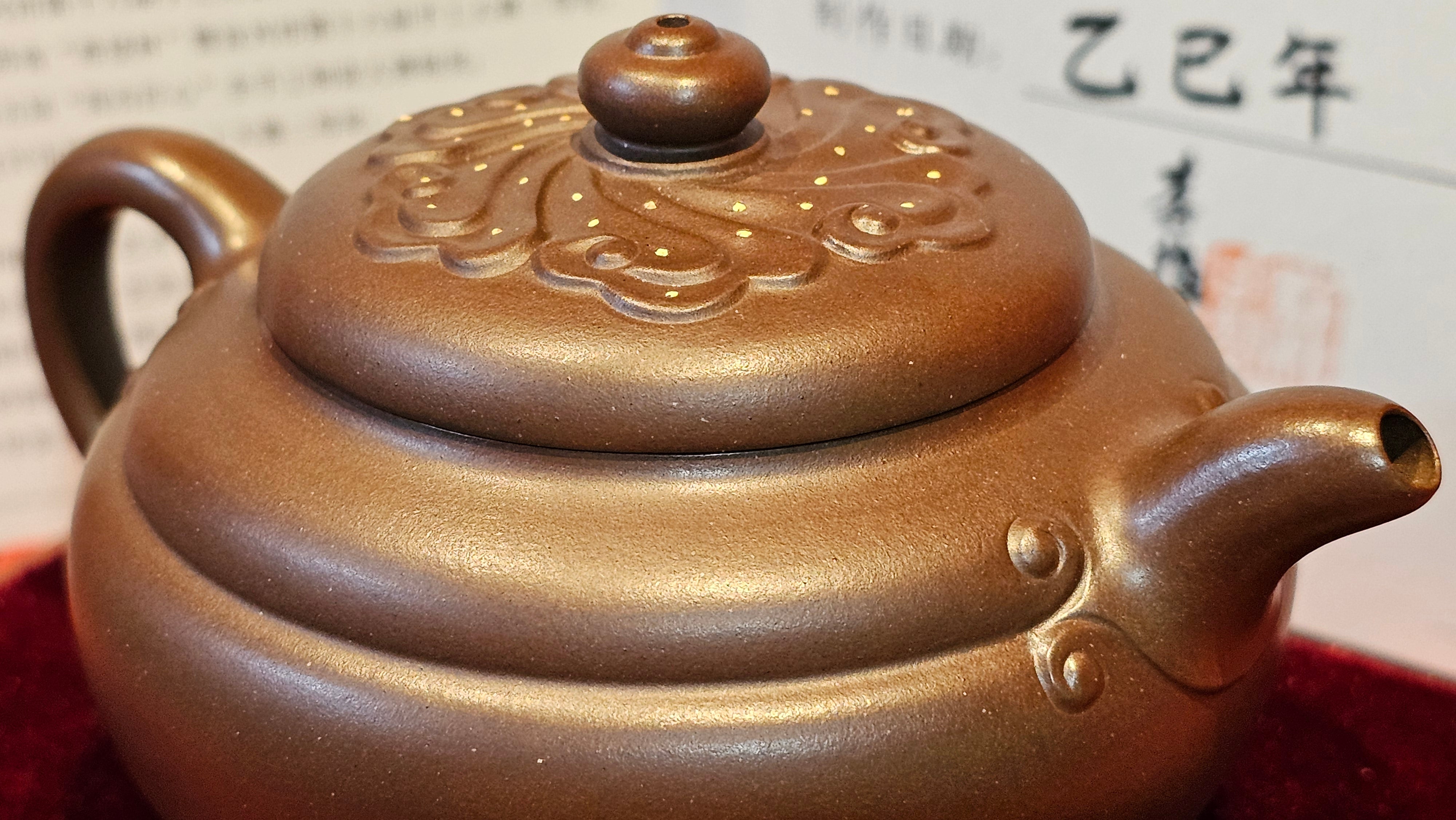 《禅莲宝瓶》"Chan Lian Bao Ping", 215.9ml, High Fired ~ Gao Wen Zi Ni, Ornate Ru Yi Motif Clay Sculpting! with Gold Appliqué! ~ Brand New Design & Crafted by L3A Consummate Master Artist Li Yan Ru ~ Congrats to Mr J.G.! 1235hrs 29th Nov, New Orleans! LA!