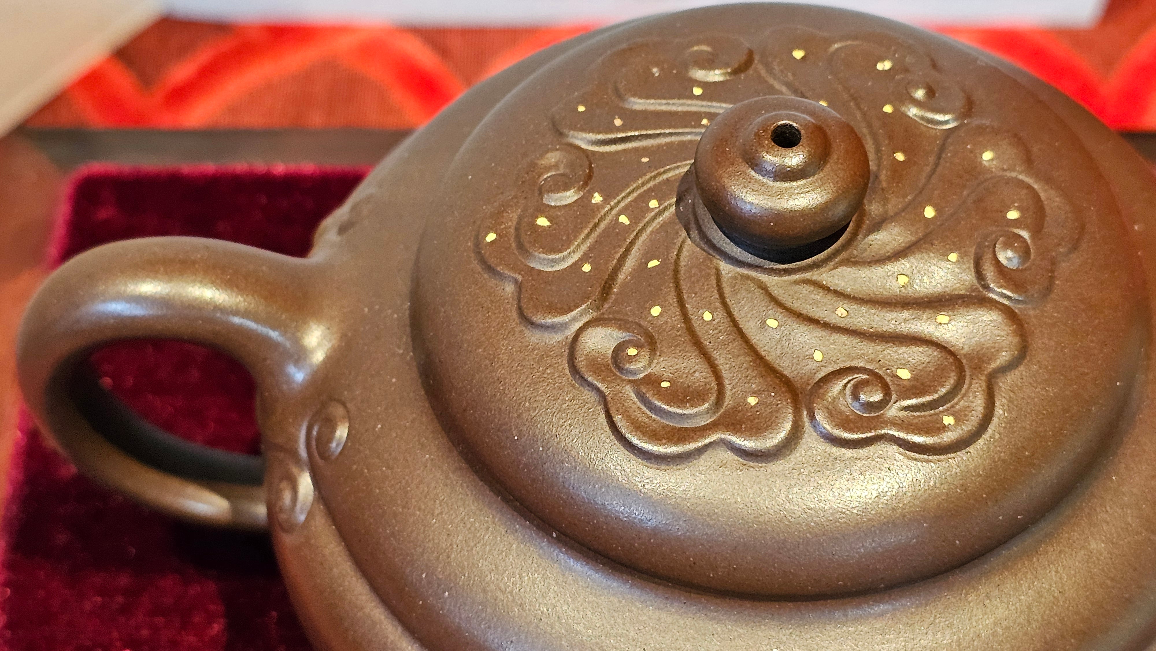 《禅莲宝瓶》"Chan Lian Bao Ping", 215.9ml, High Fired ~ Gao Wen Zi Ni, Ornate Ru Yi Motif Clay Sculpting! with Gold Appliqué! ~ Brand New Design & Crafted by L3A Consummate Master Artist Li Yan Ru ~ Congrats to Mr J.G.! 1235hrs 29th Nov, New Orleans! LA!