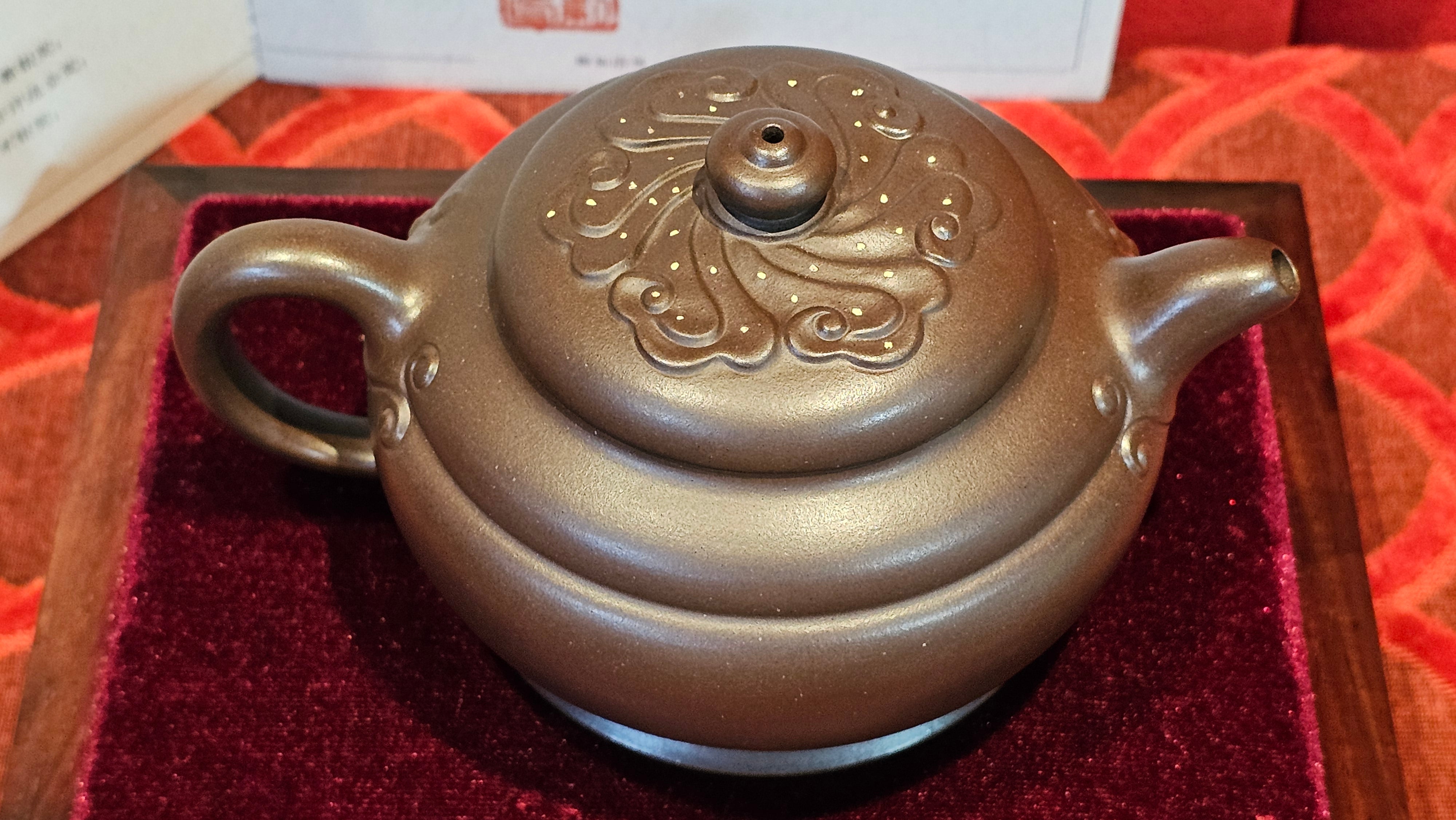 《禅莲宝瓶》"Chan Lian Bao Ping", 215.9ml, High Fired ~ Gao Wen Zi Ni, Ornate Ru Yi Motif Clay Sculpting! with Gold Appliqué! ~ Brand New Design & Crafted by L3A Consummate Master Artist Li Yan Ru ~ Congrats to Mr J.G.! 1235hrs 29th Nov, New Orleans! LA!